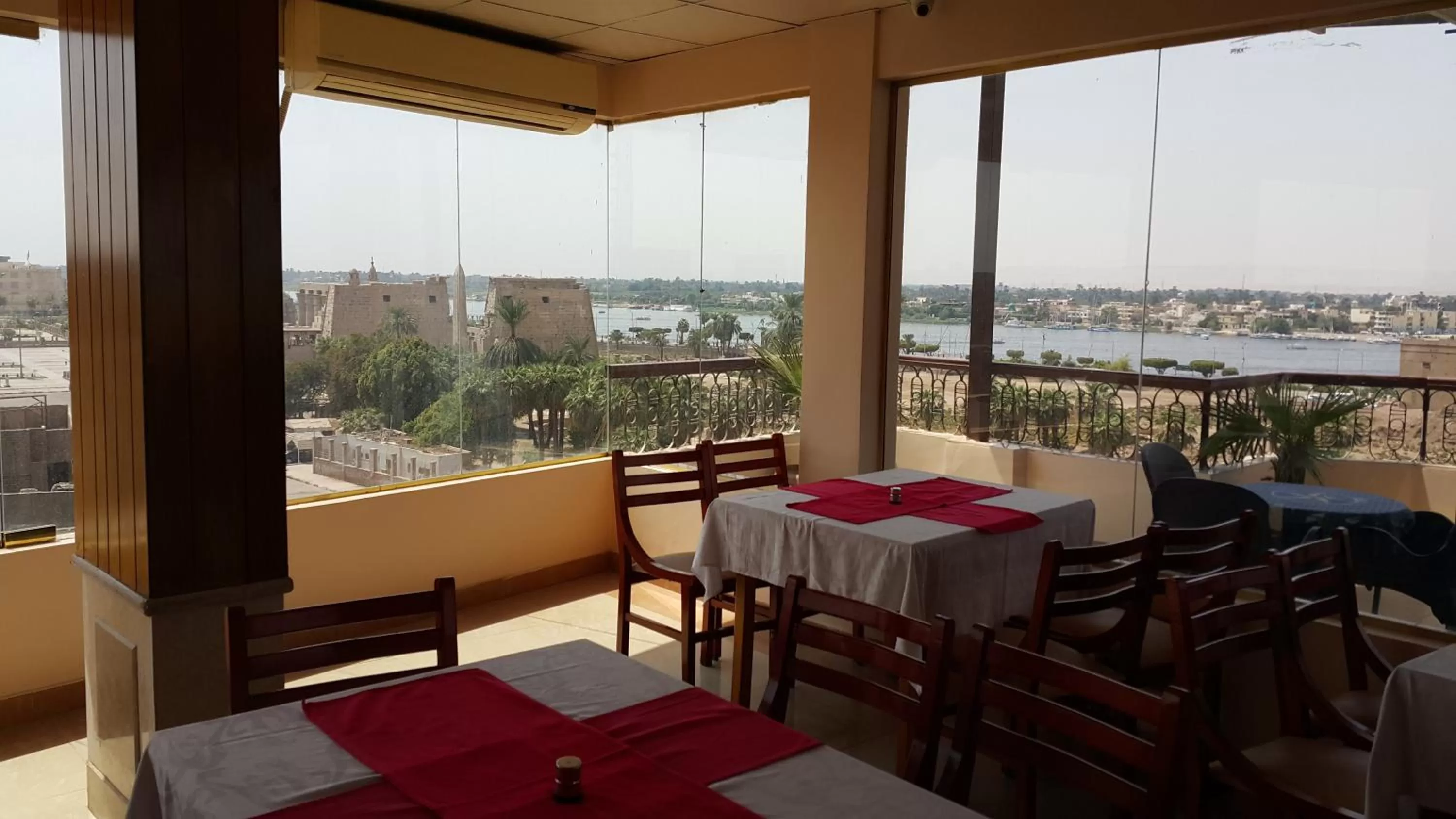 Restaurant/Places to Eat in Susanna Hotel Luxor