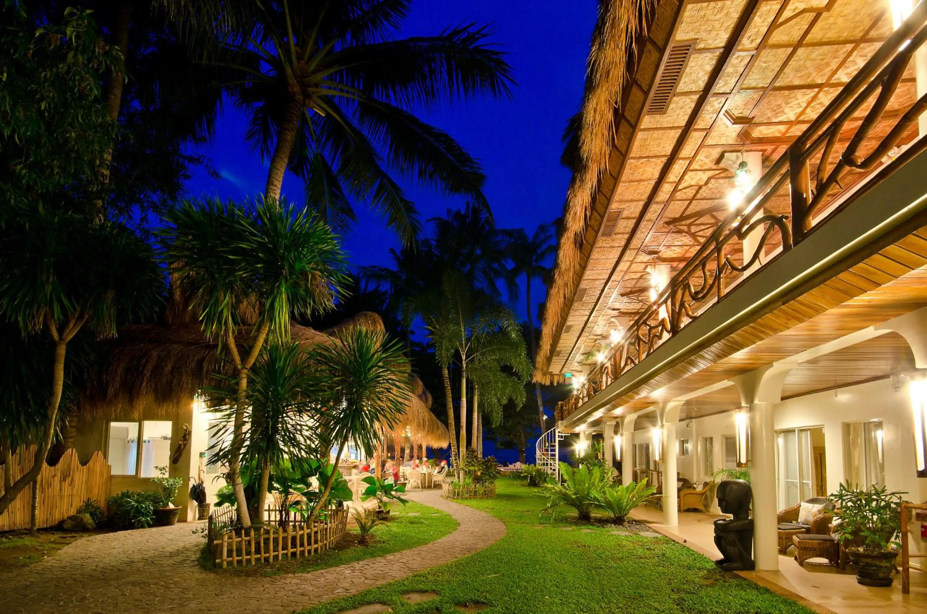 Garden in Mike's Dauin Dive Resort