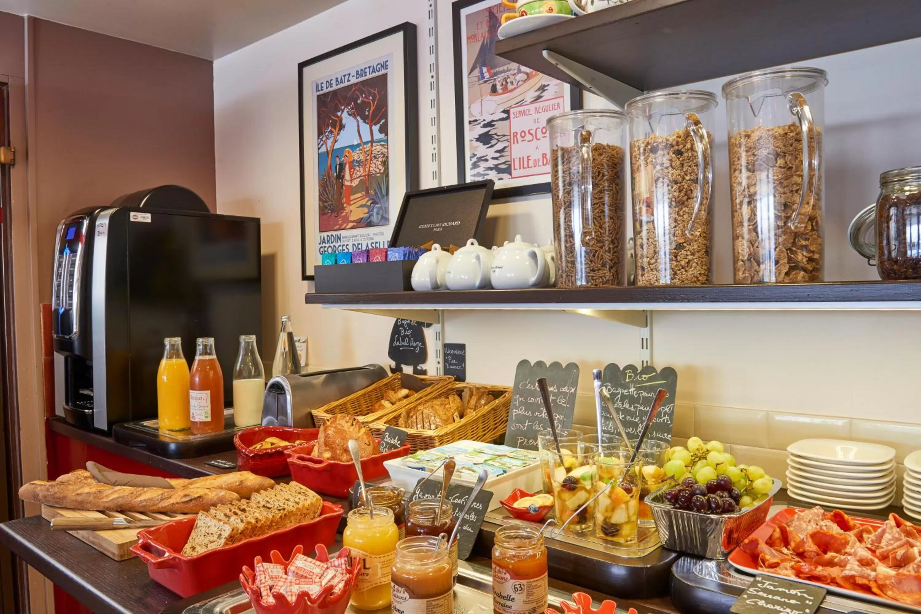 Buffet breakfast in Hôtel La Résidence des Artistes