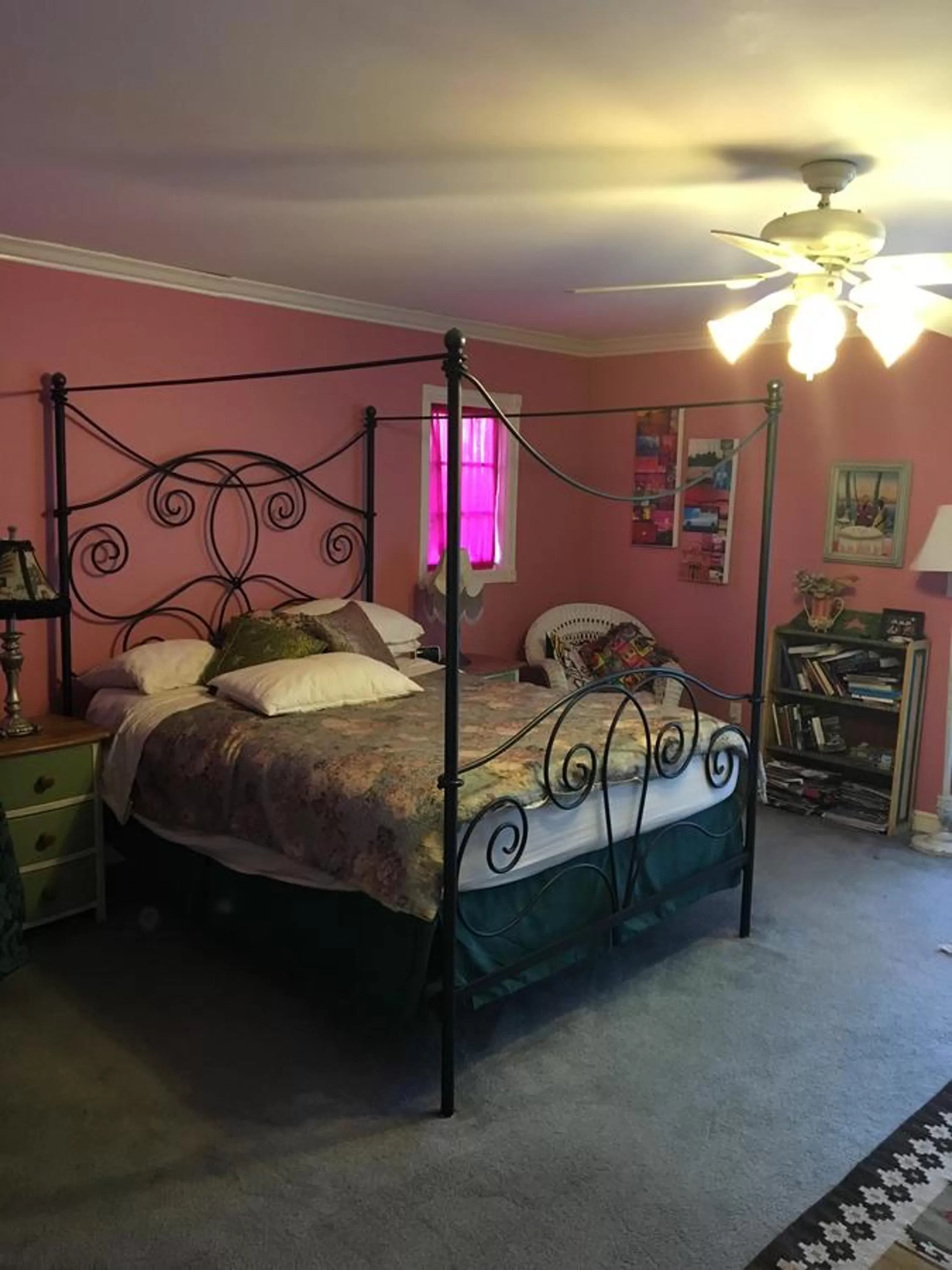 Photo of the whole room, Bed in Elaine's Hollywood Bed & Breakfast