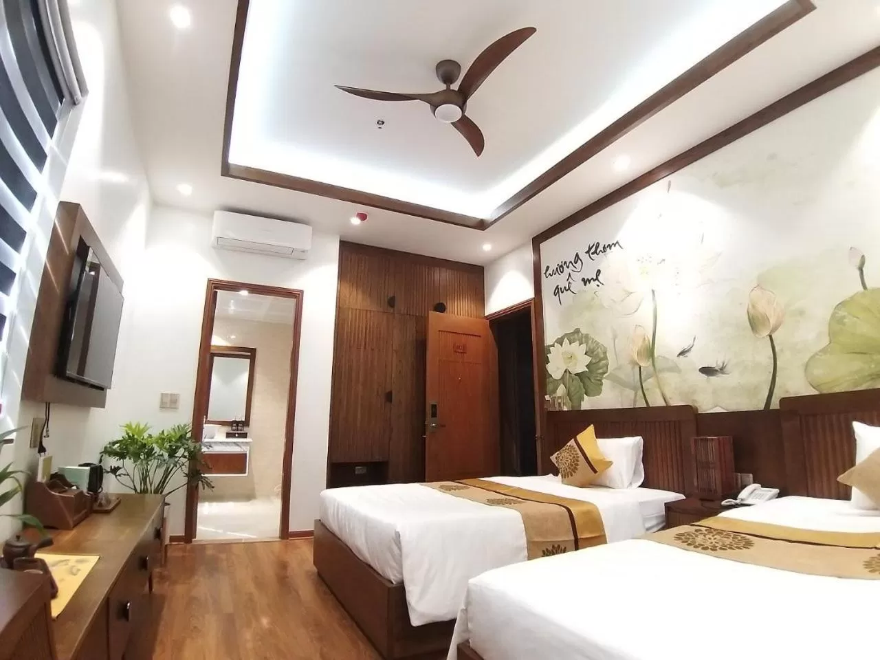 Photo of the whole room, Bed in Samatha Hotel Bai Chay, Ha Long