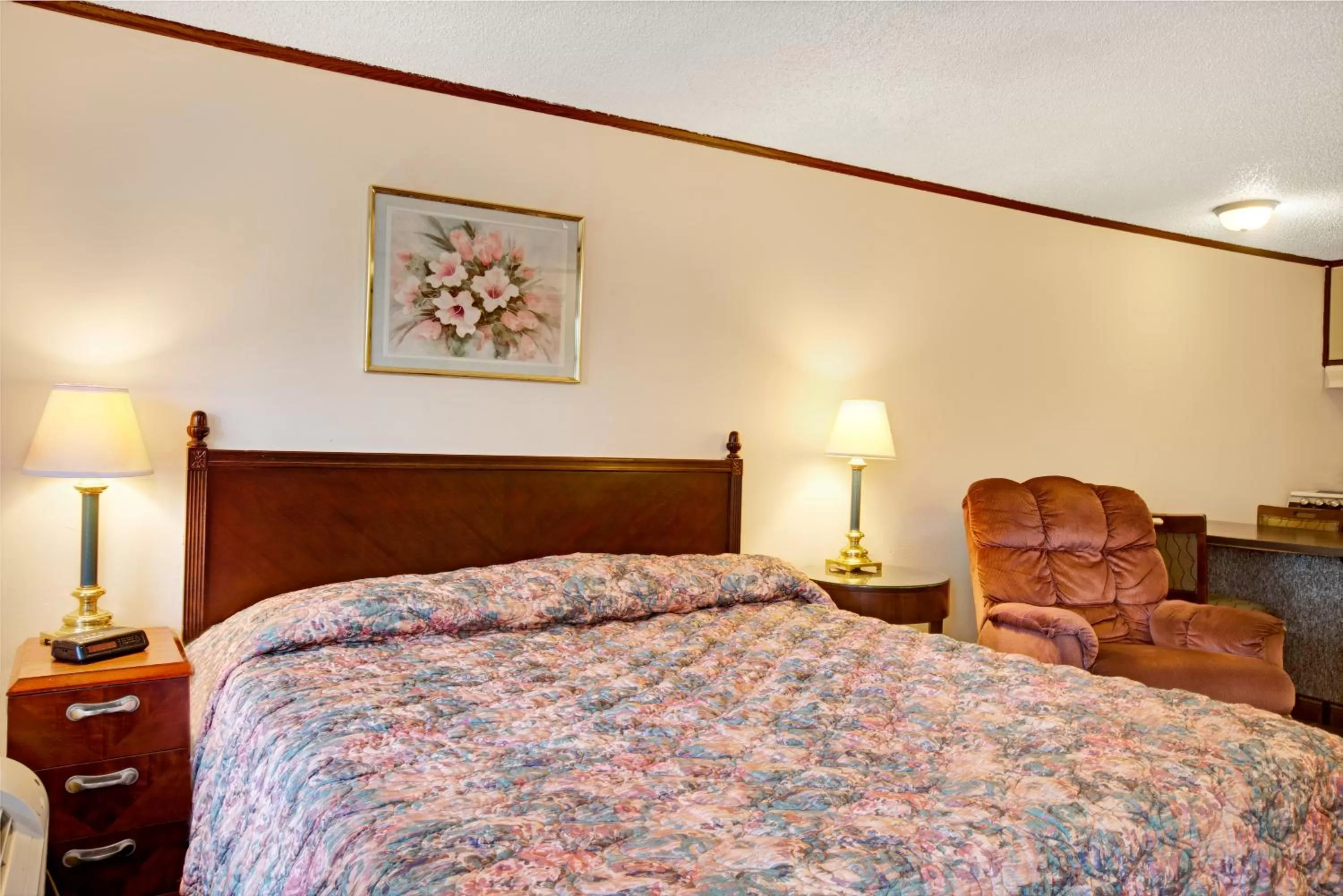 Bedroom, Bed in Knights Inn Greensburg