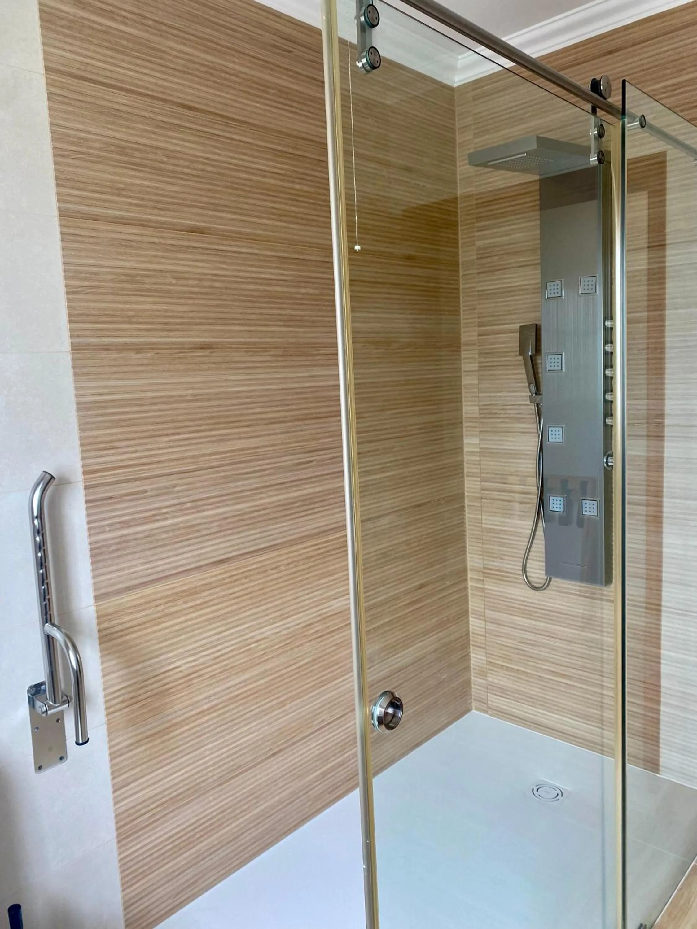 Shower in Hotel Neptuno