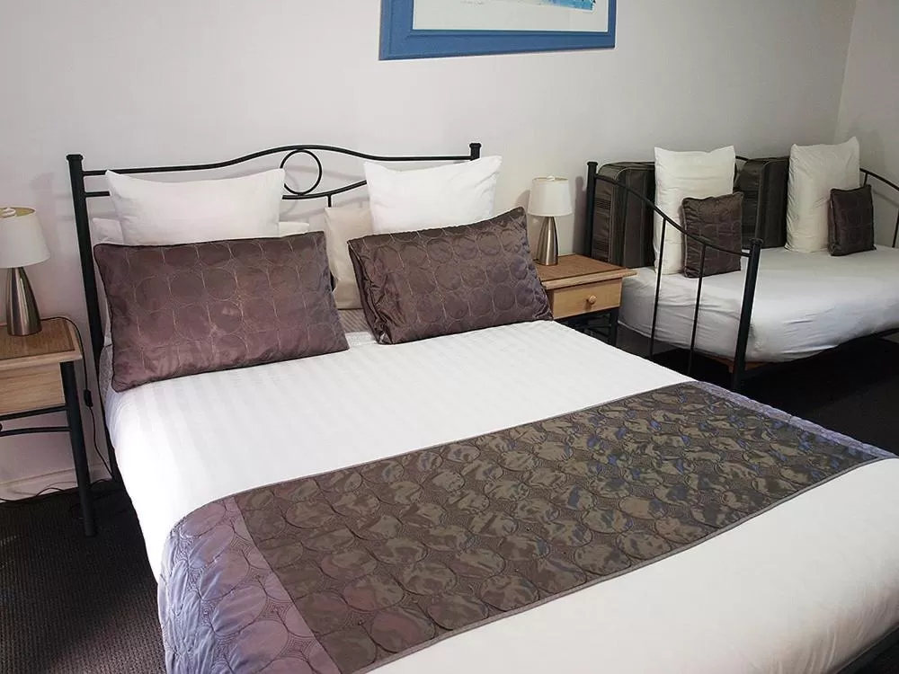 Bed in Mornington Motel