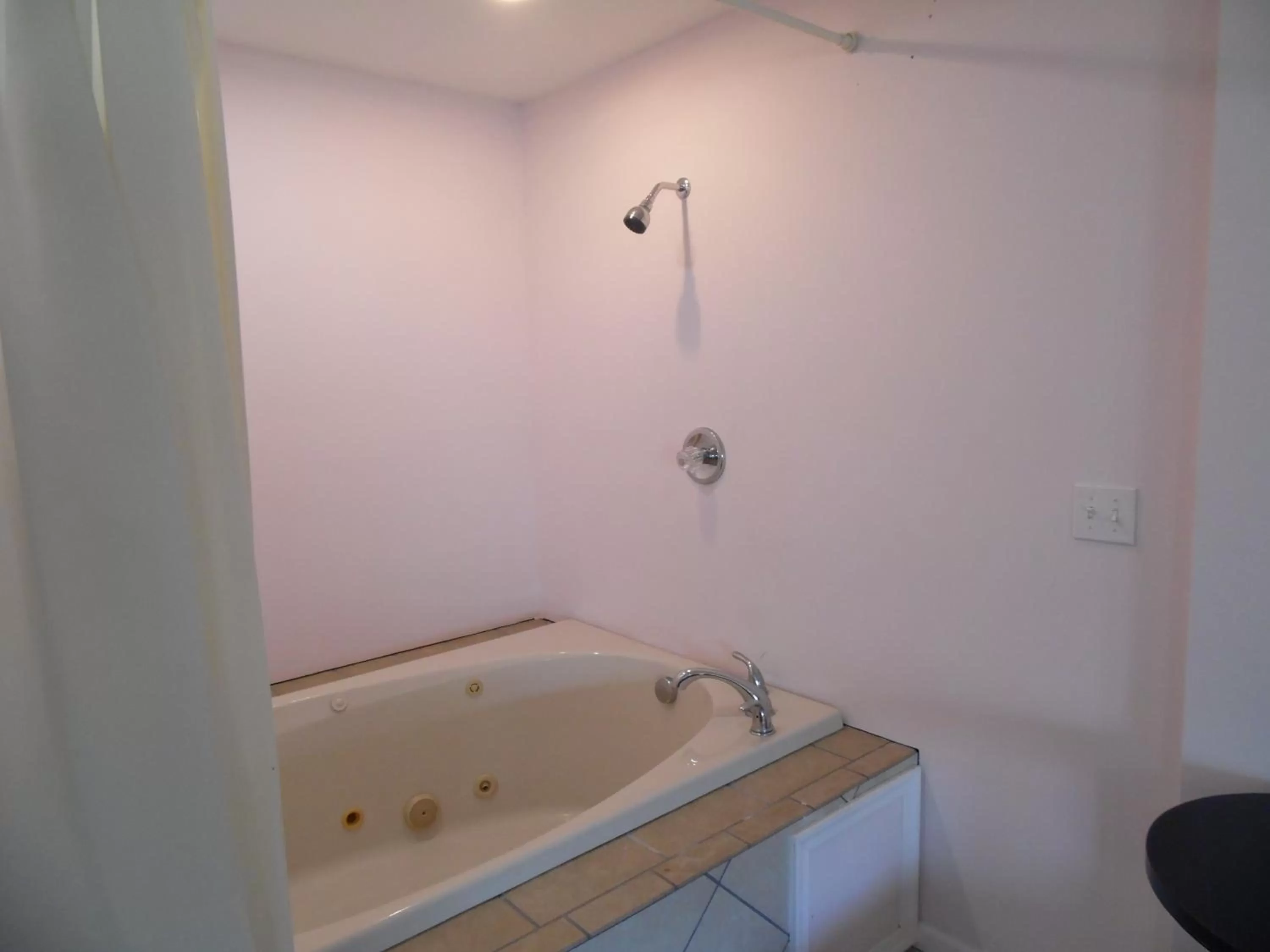 King Room with Spa Bath in Glenwood Inn & Conference Center