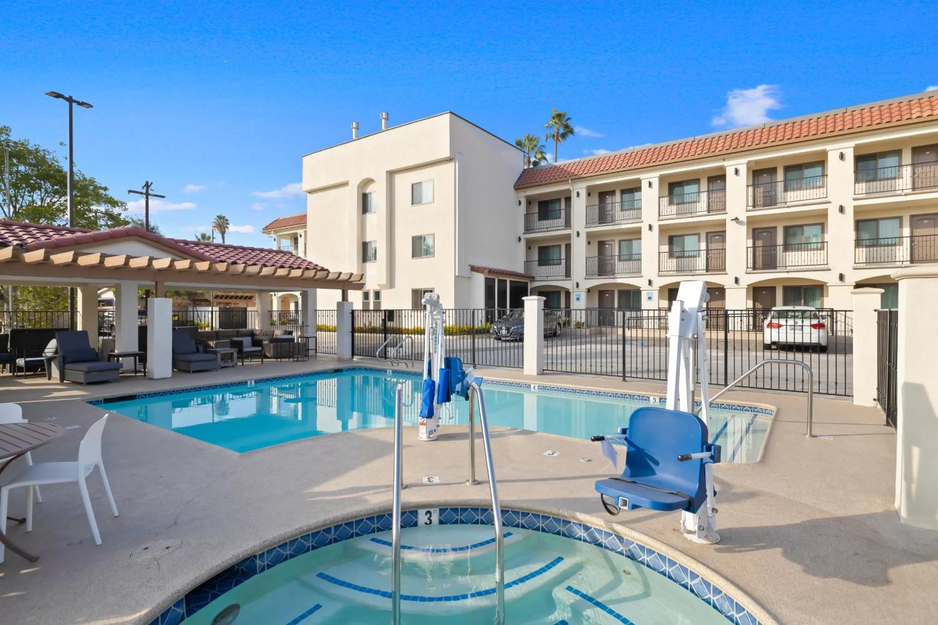 Swimming pool in Hotel Huntington