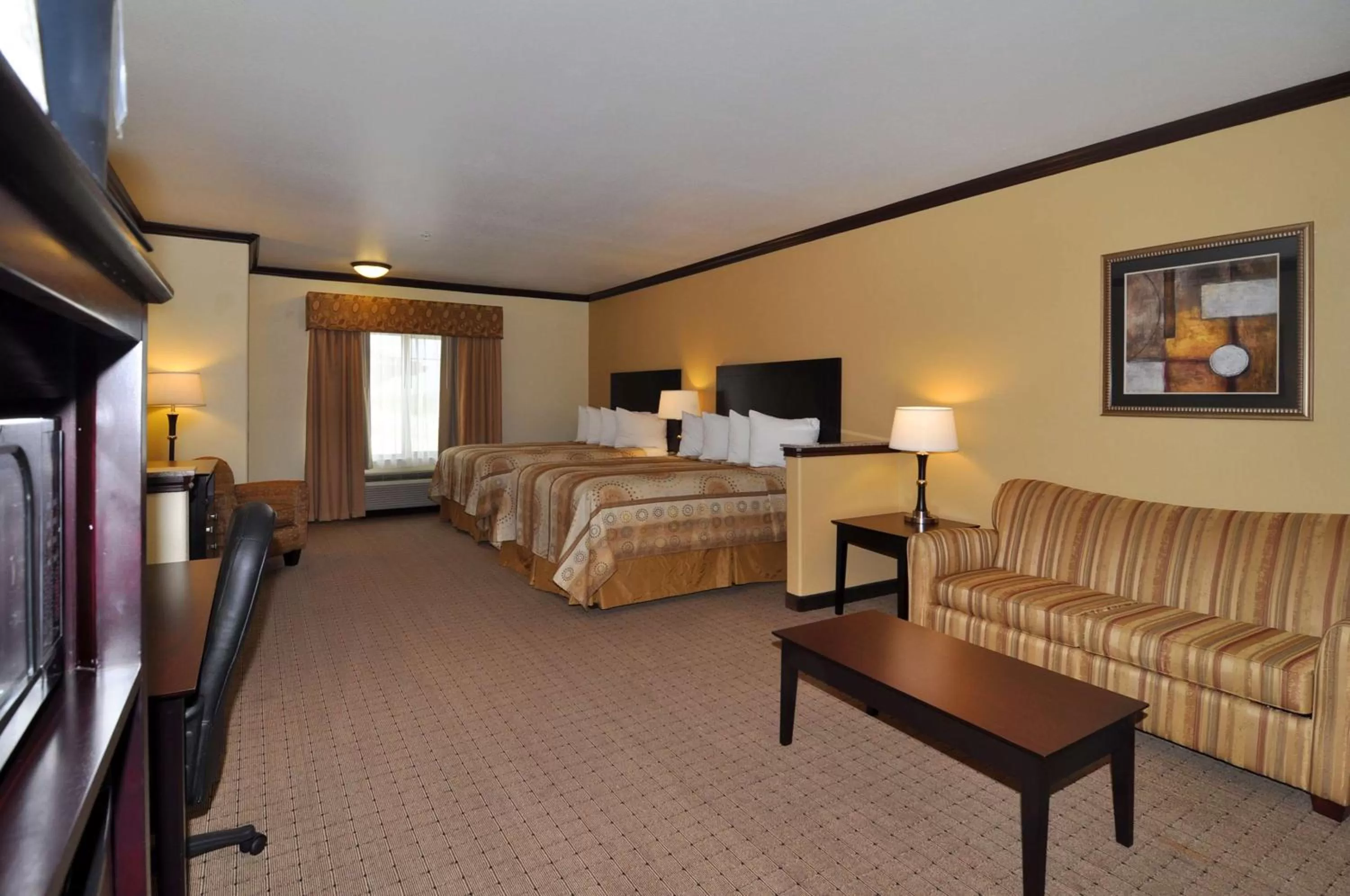 Photo of the whole room, Bed in Best Western Plus Royal Mountain Inn & Suites