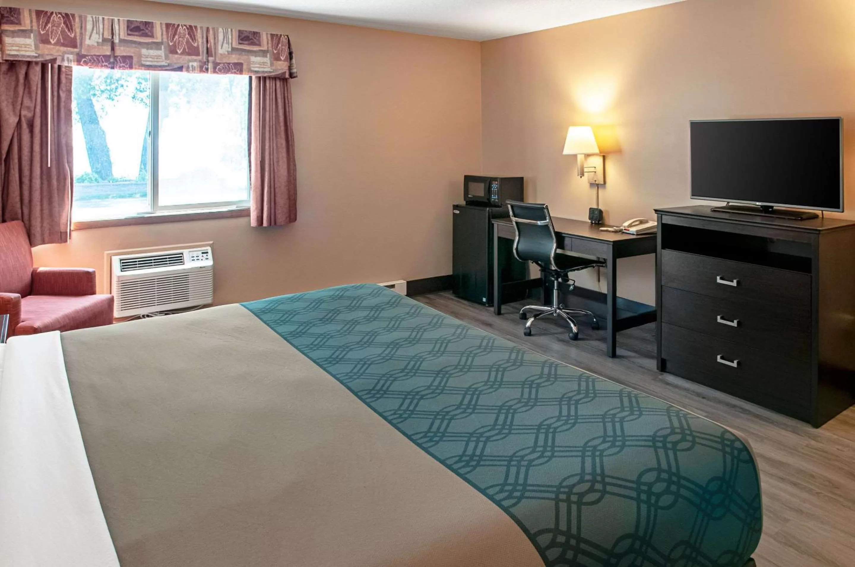 Photo of the whole room, Bed in Econo Lodge Menomonie On The Bay