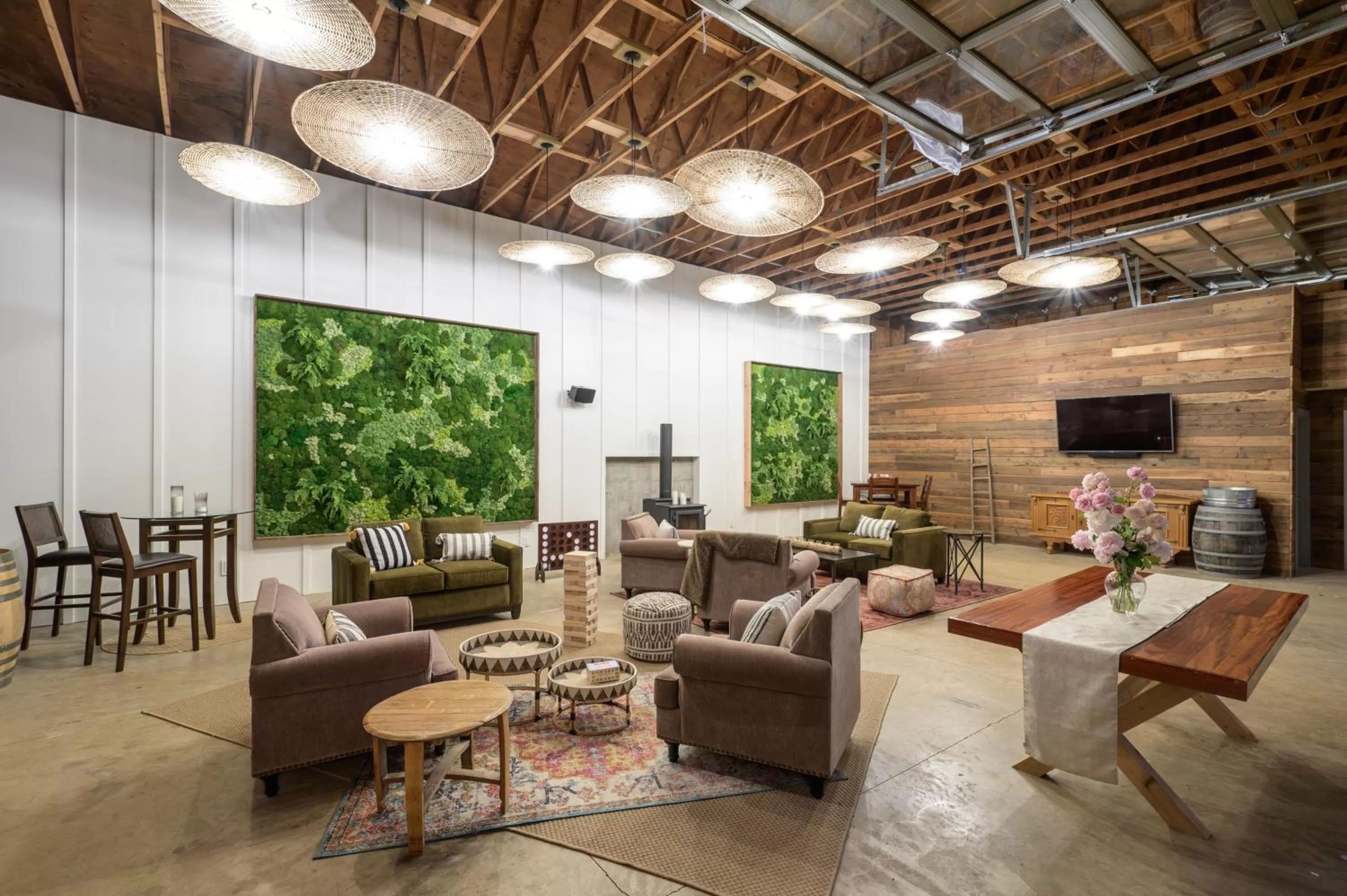 Communal lounge/ TV room in The Setting Inn Willamette Valley