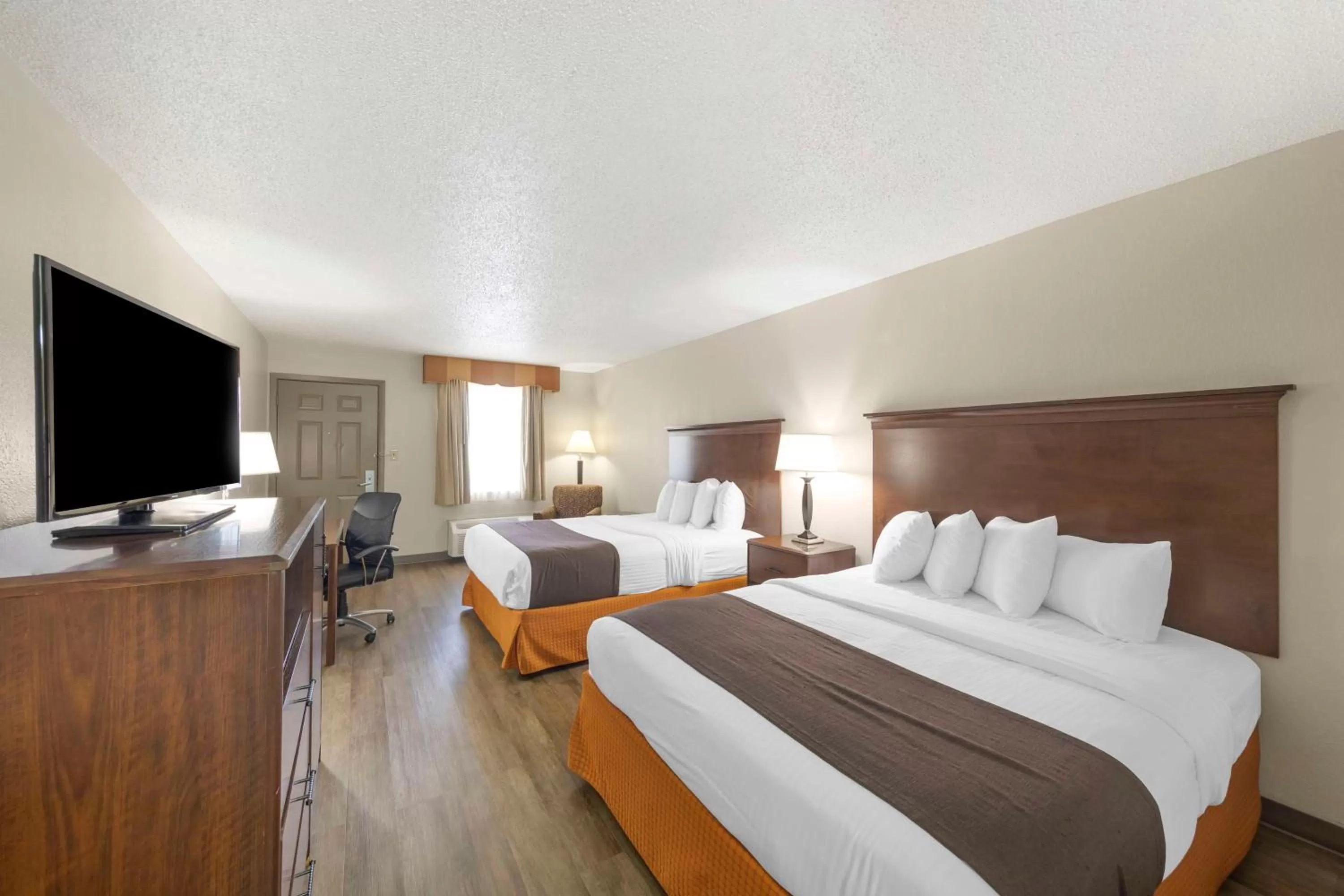 Queen Room with Two Queen Beds - Disability Access/Bath Tub in Best Western Athens Inn