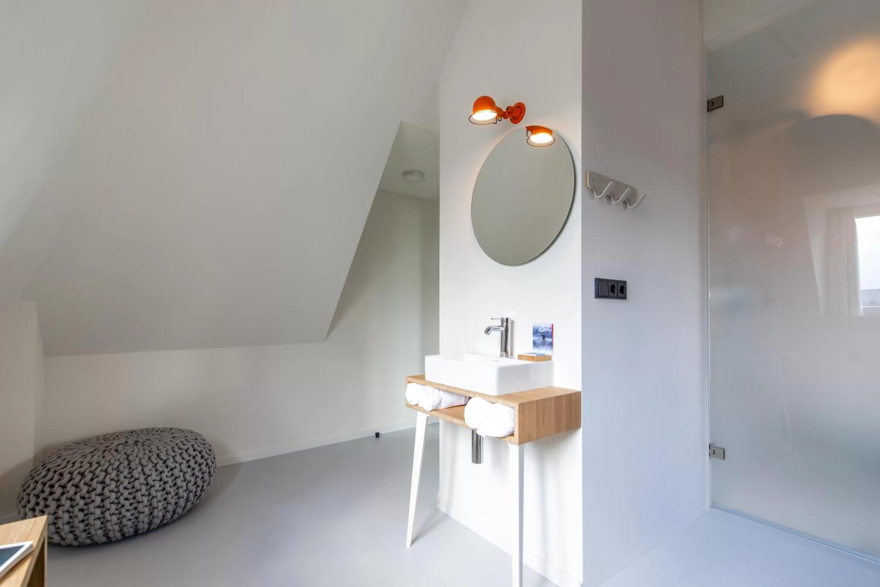 Decorative detail in the bellhop