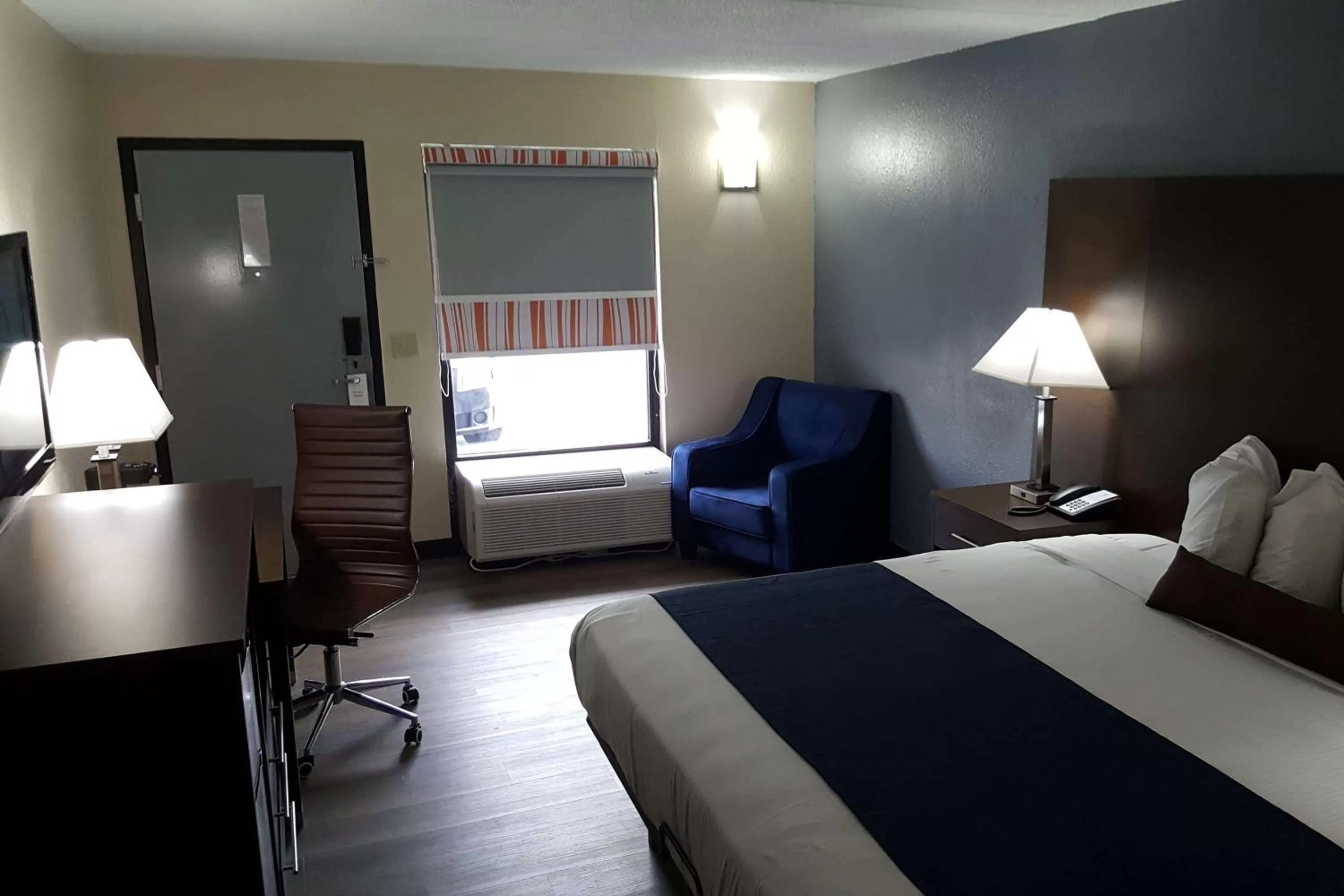 Photo of the whole room, Bed in Baymont by Wyndham Ridgeland I-95