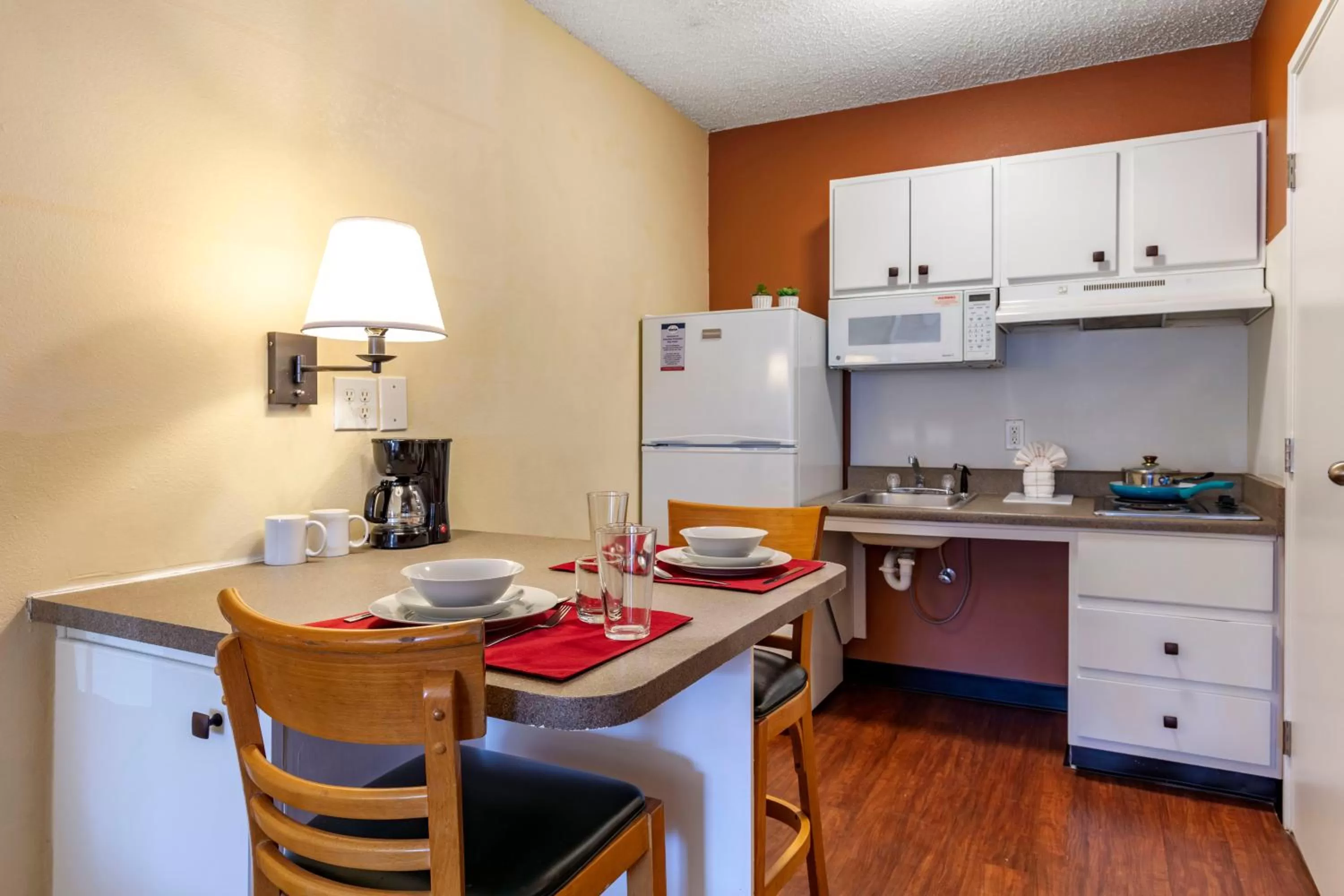 Kitchen or kitchenette in Suburban Studios Albuquerque Uptown