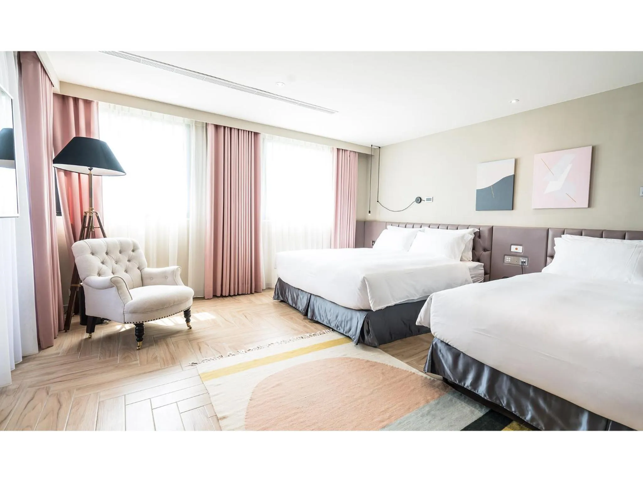 Photo of the whole room, Bed in Hôtel de Ľeau