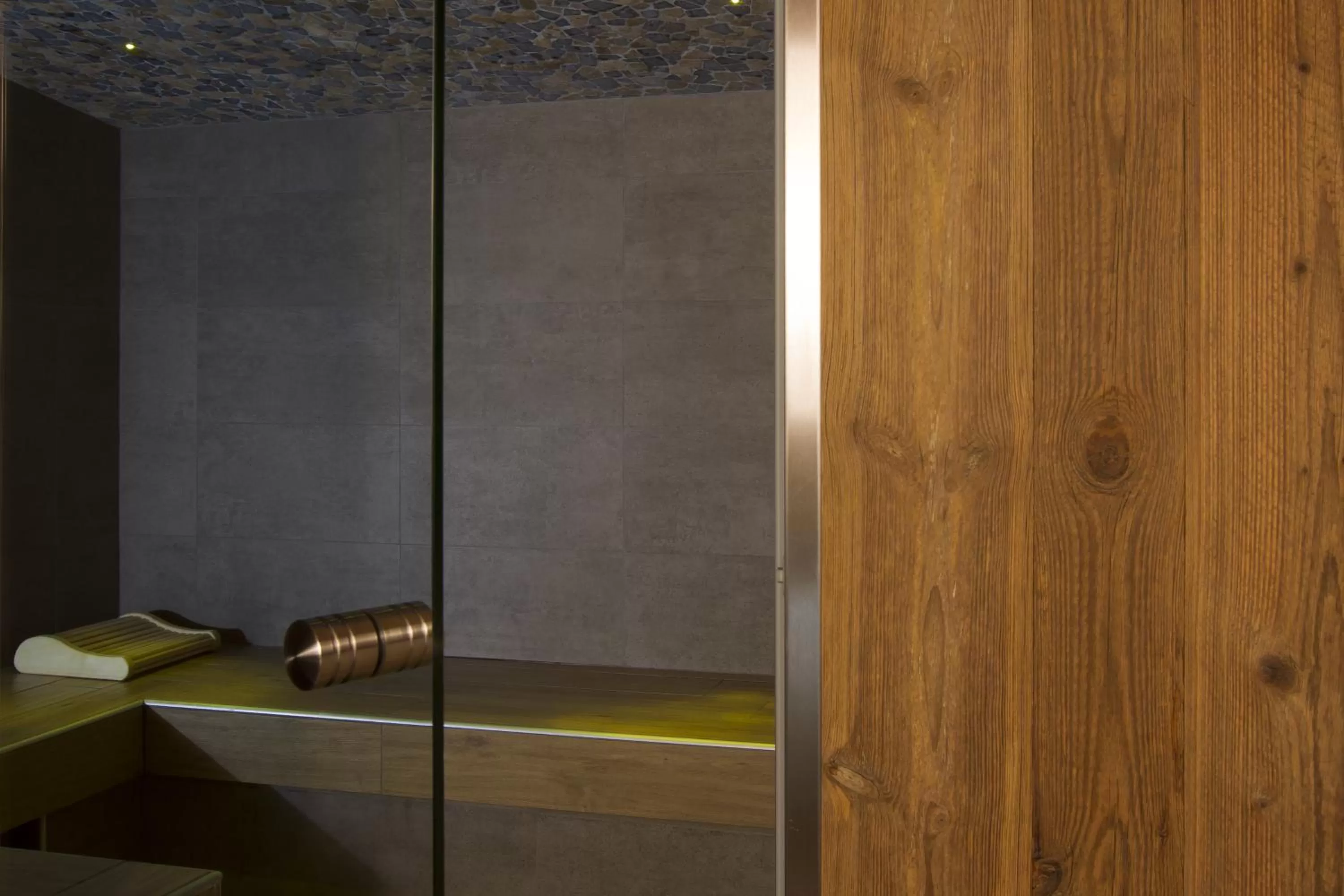 Steam room, Bathroom in Hôtel Le Sporting