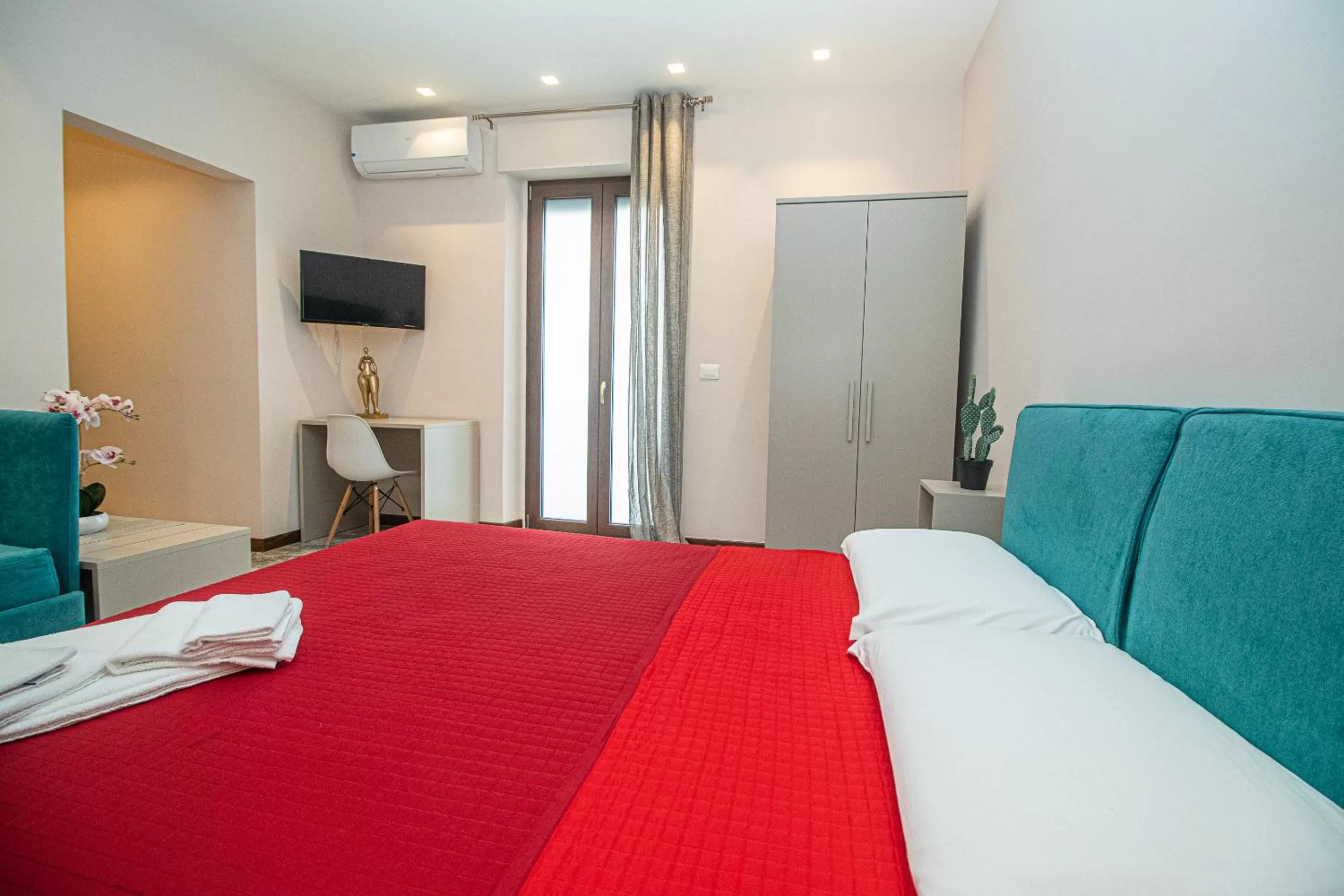 Photo of the whole room, Bed in suebi rooms