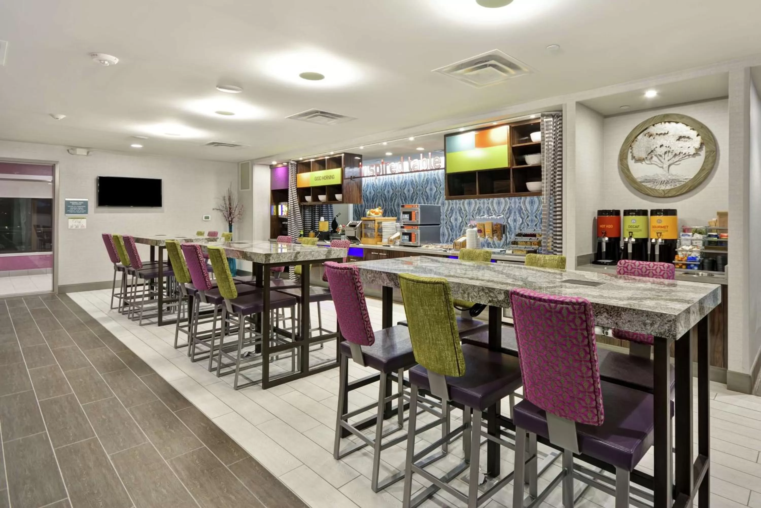 Dining area in Home2 Suites by Hilton KCI Airport