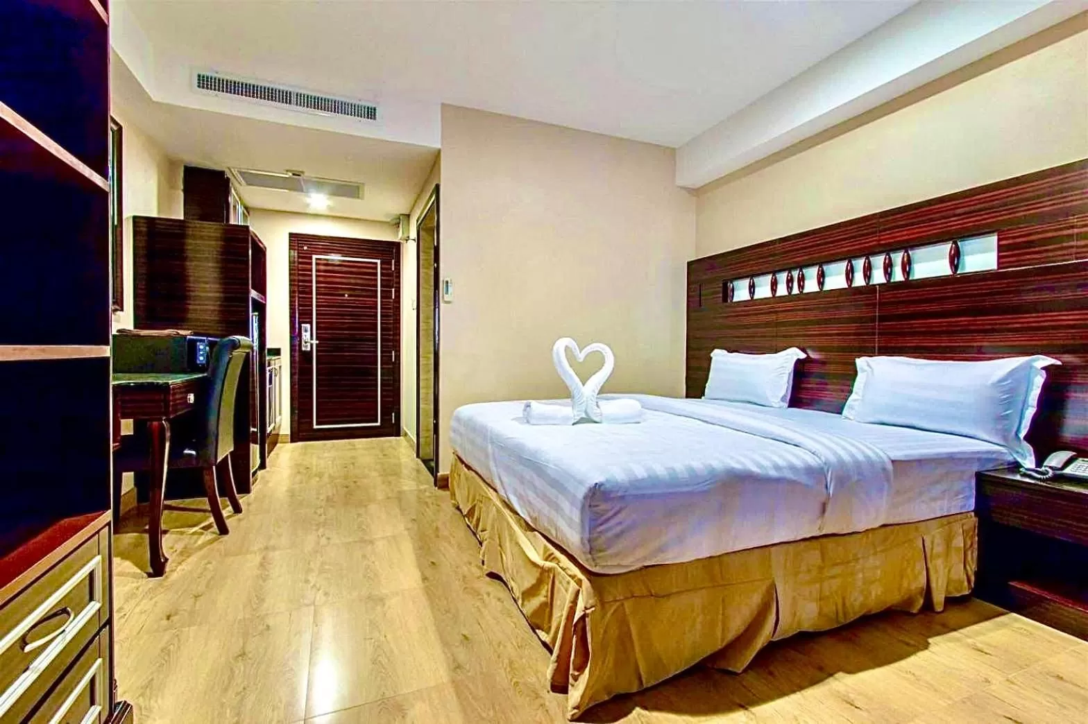 Deluxe Double Room with Balcony in Land Royal Residence