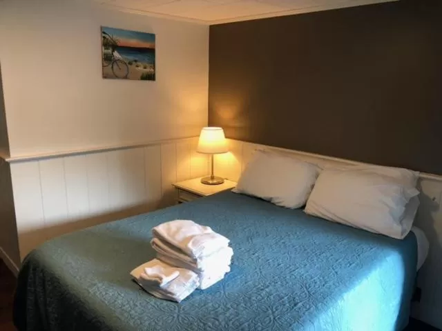 Bed in Herring Run Motel and Tiny Cabins