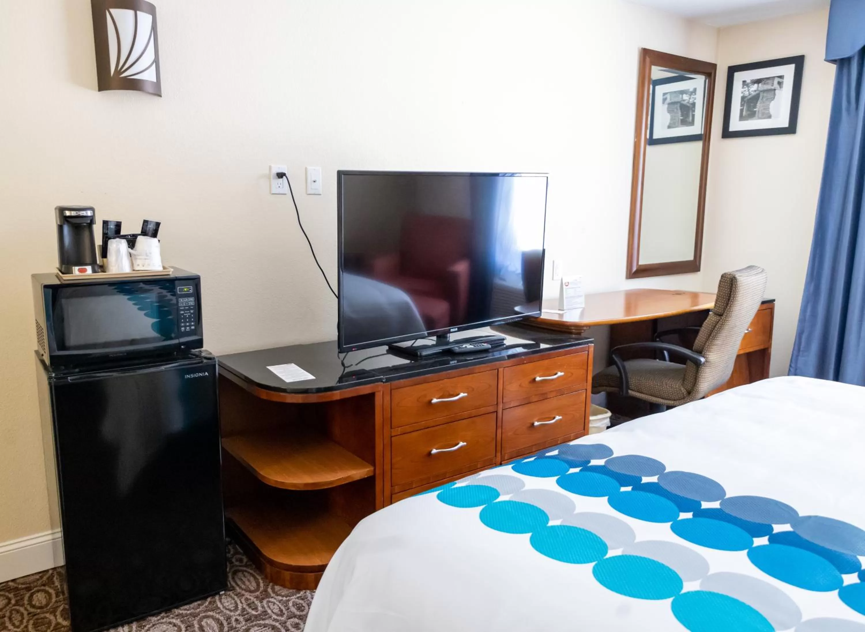 TV and multimedia, Bed in Days Inn by Wyndham College Park Atlanta Airport South