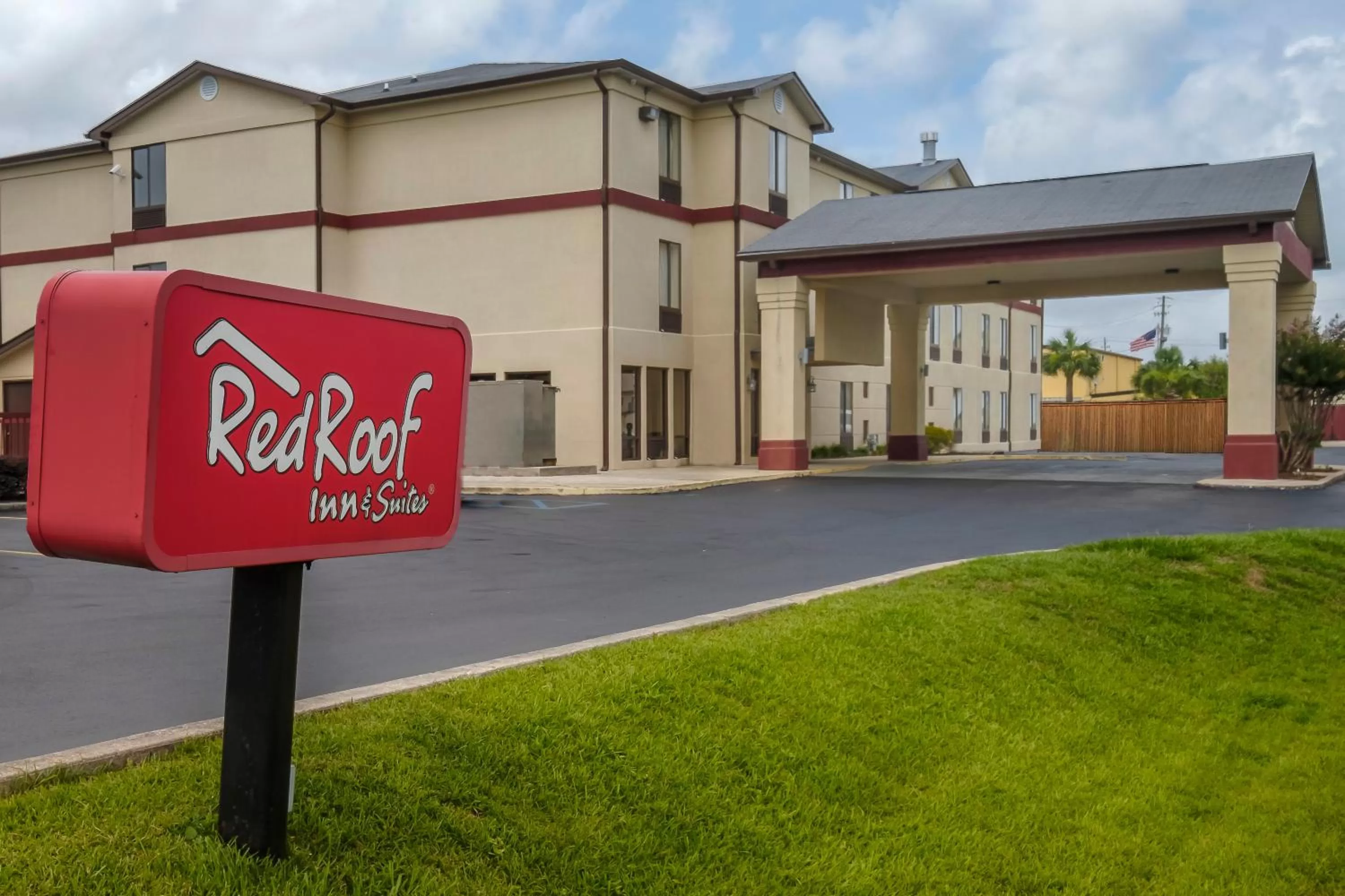 Property building in Red Roof Inn & Suites Mobile SW - I-10