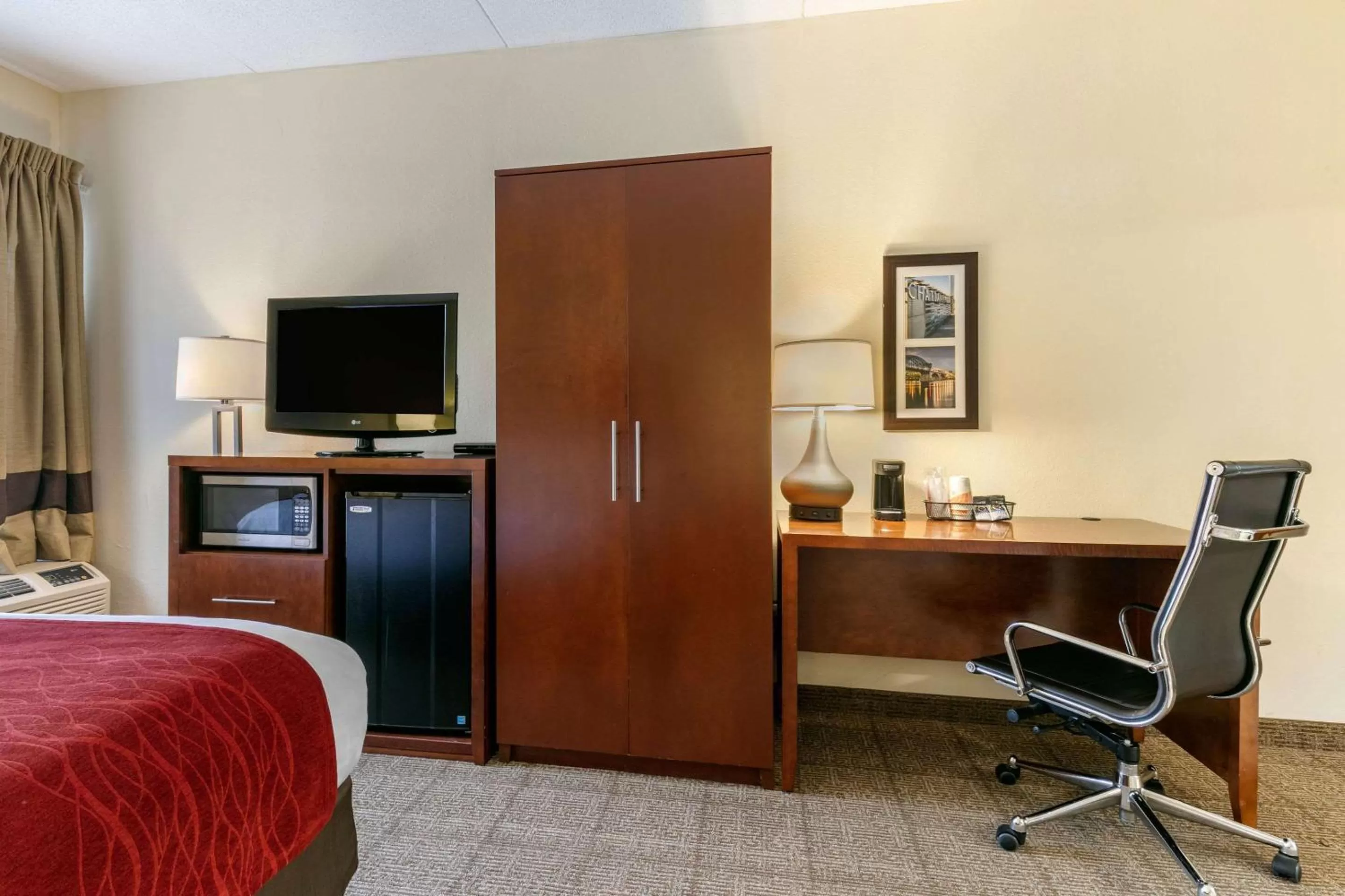 Photo of the whole room, Bed in Comfort Inn Chattanooga Downtown Southside