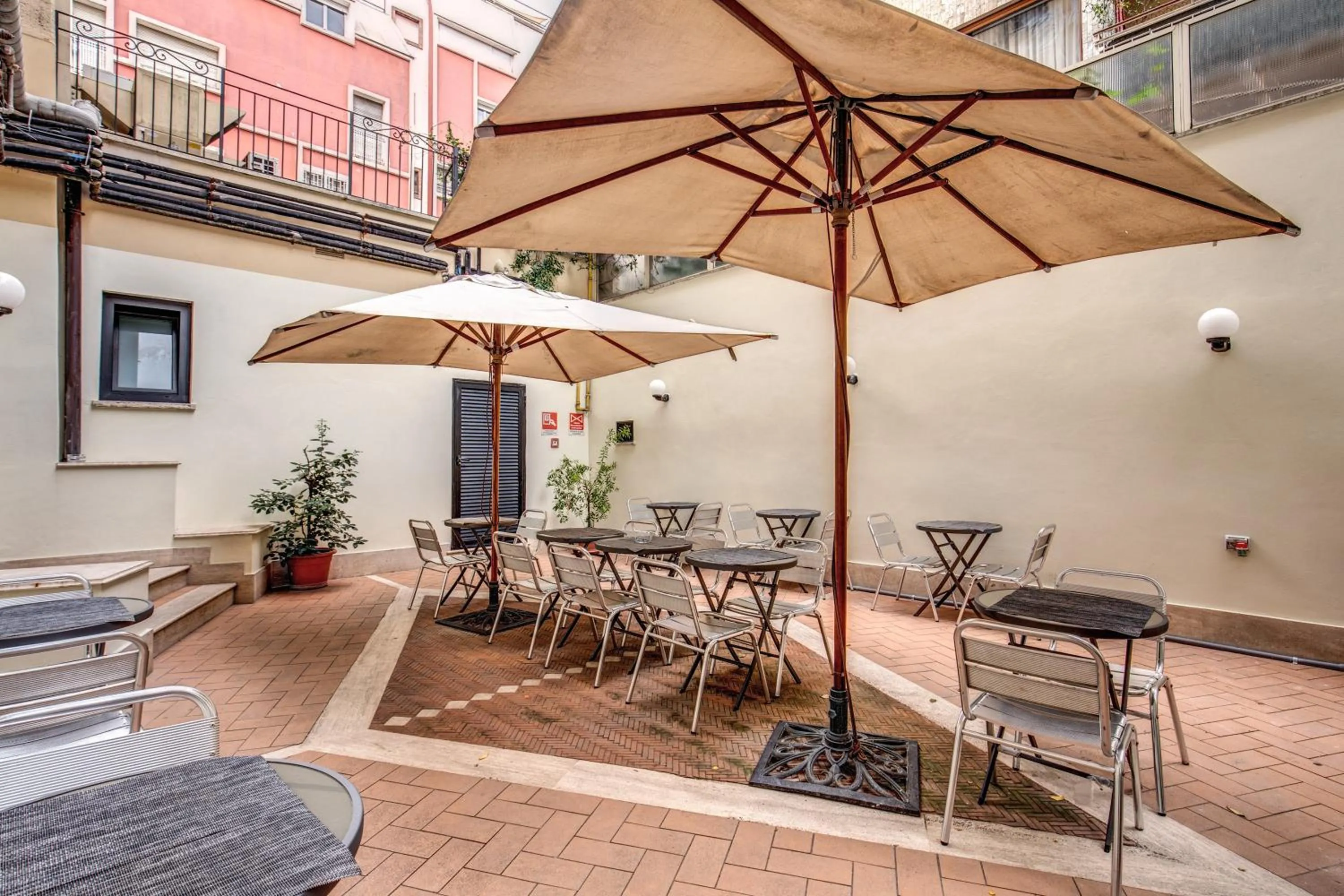 Patio in Hotel Osimar