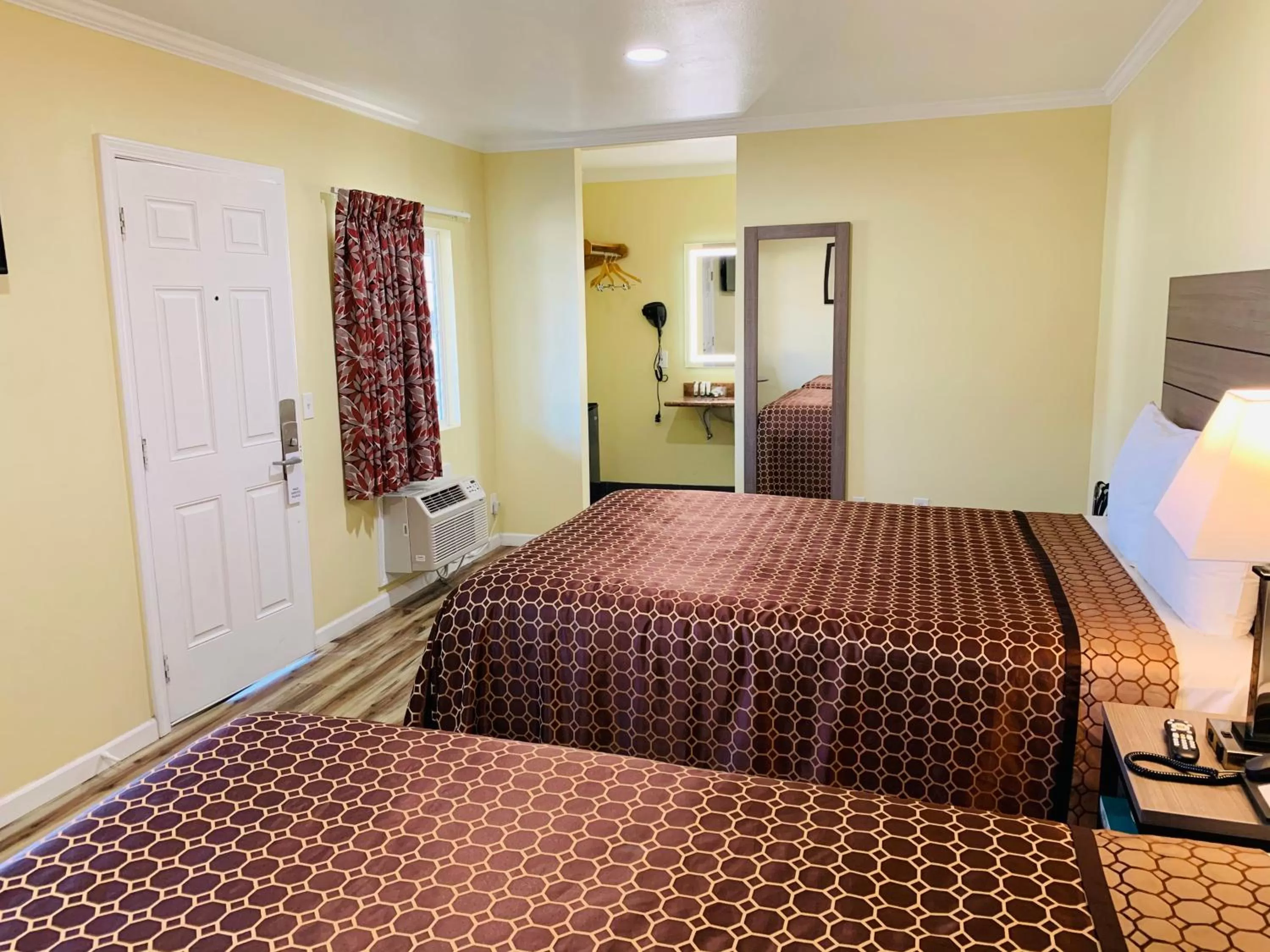 Other, Bed in Central Coast Inn Cayucos