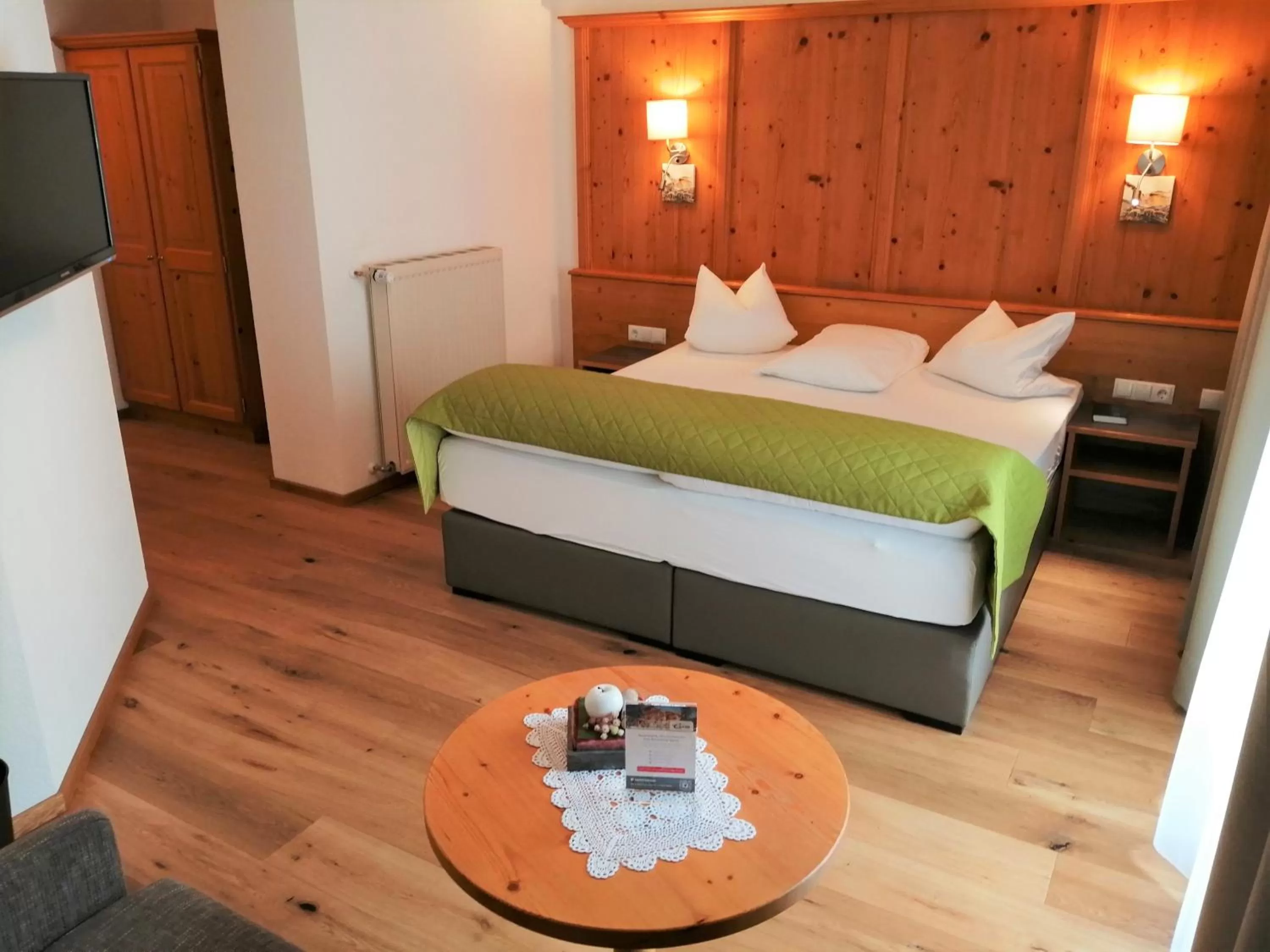 Photo of the whole room, Bed in Hotel Enzian