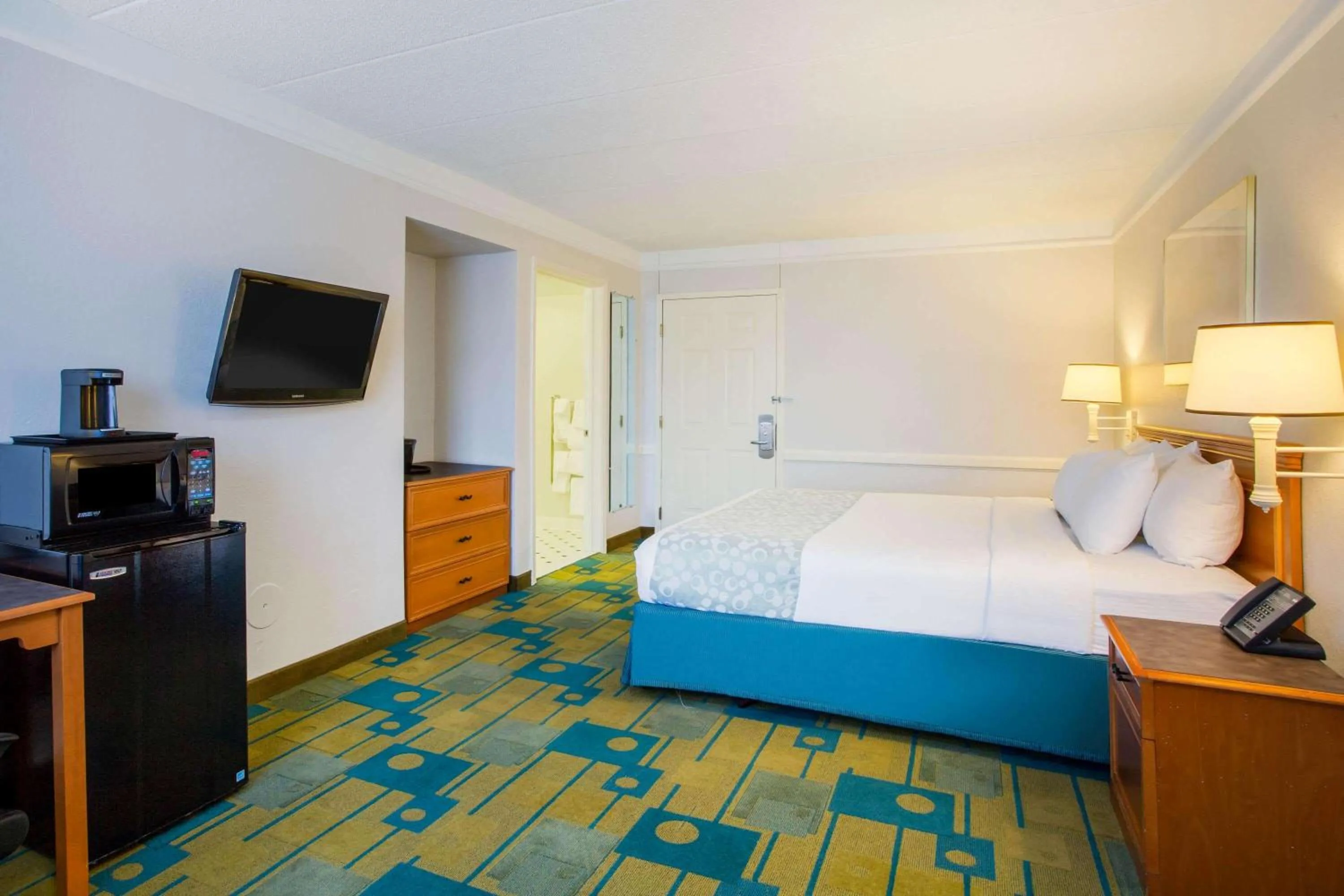 Photo of the whole room, Bed in La Quinta Inn by Wyndham Norfolk Virginia Beach