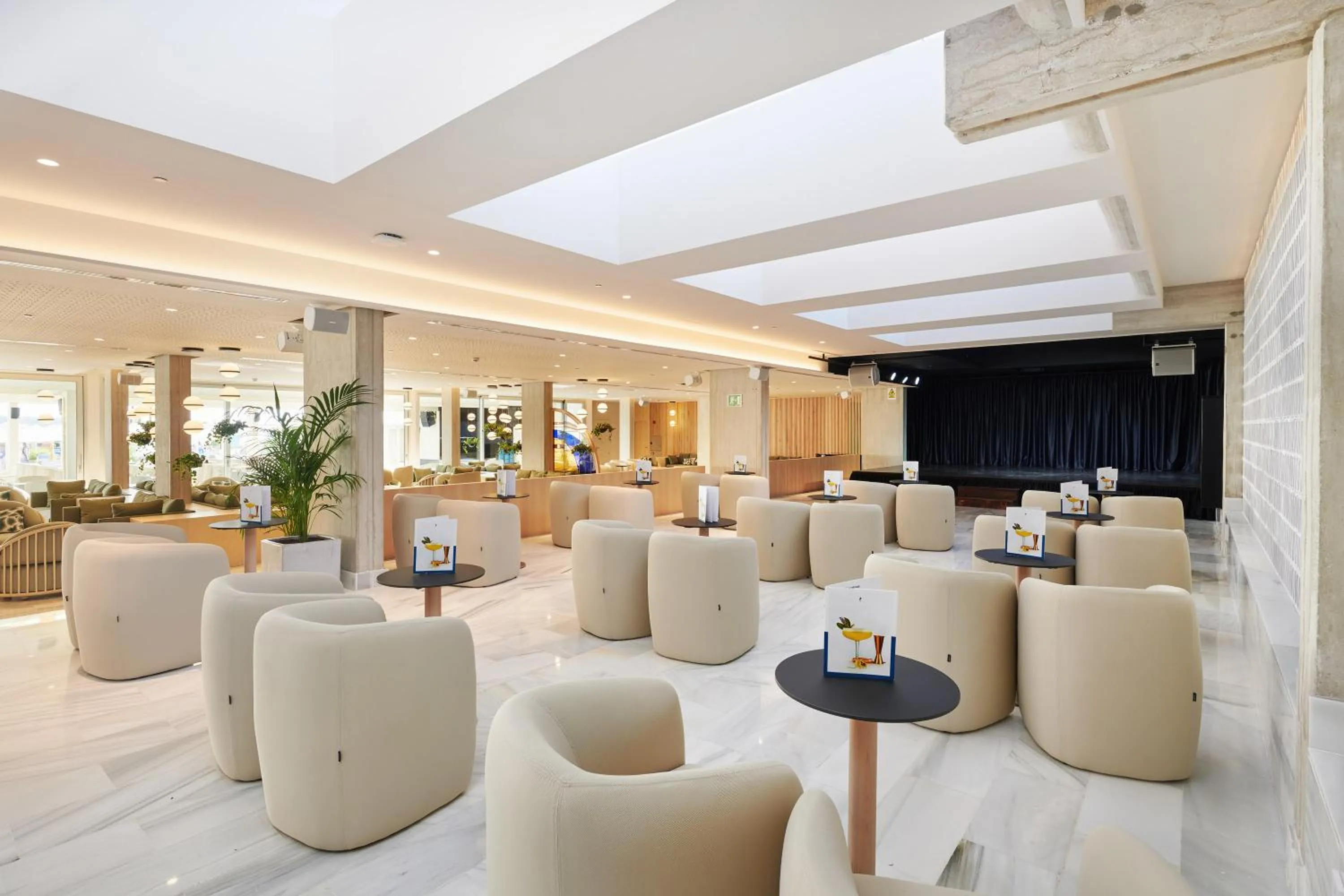 Lounge or bar in Hipotels Mediterraneo Hotel - Adults Only