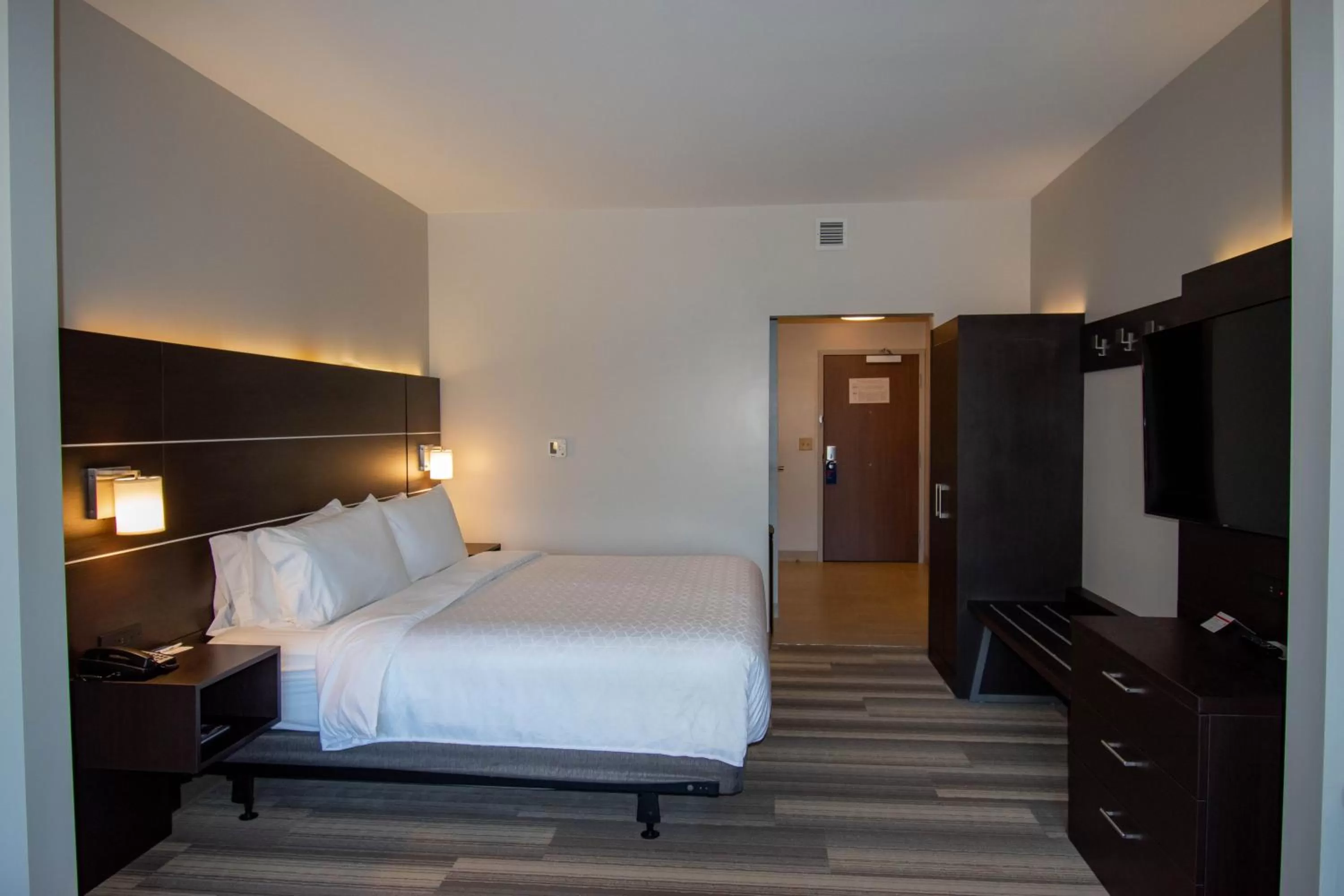 Photo of the whole room, Bed in Holiday Inn Express & Suites Tonawanda - Buffalo Area by IHG