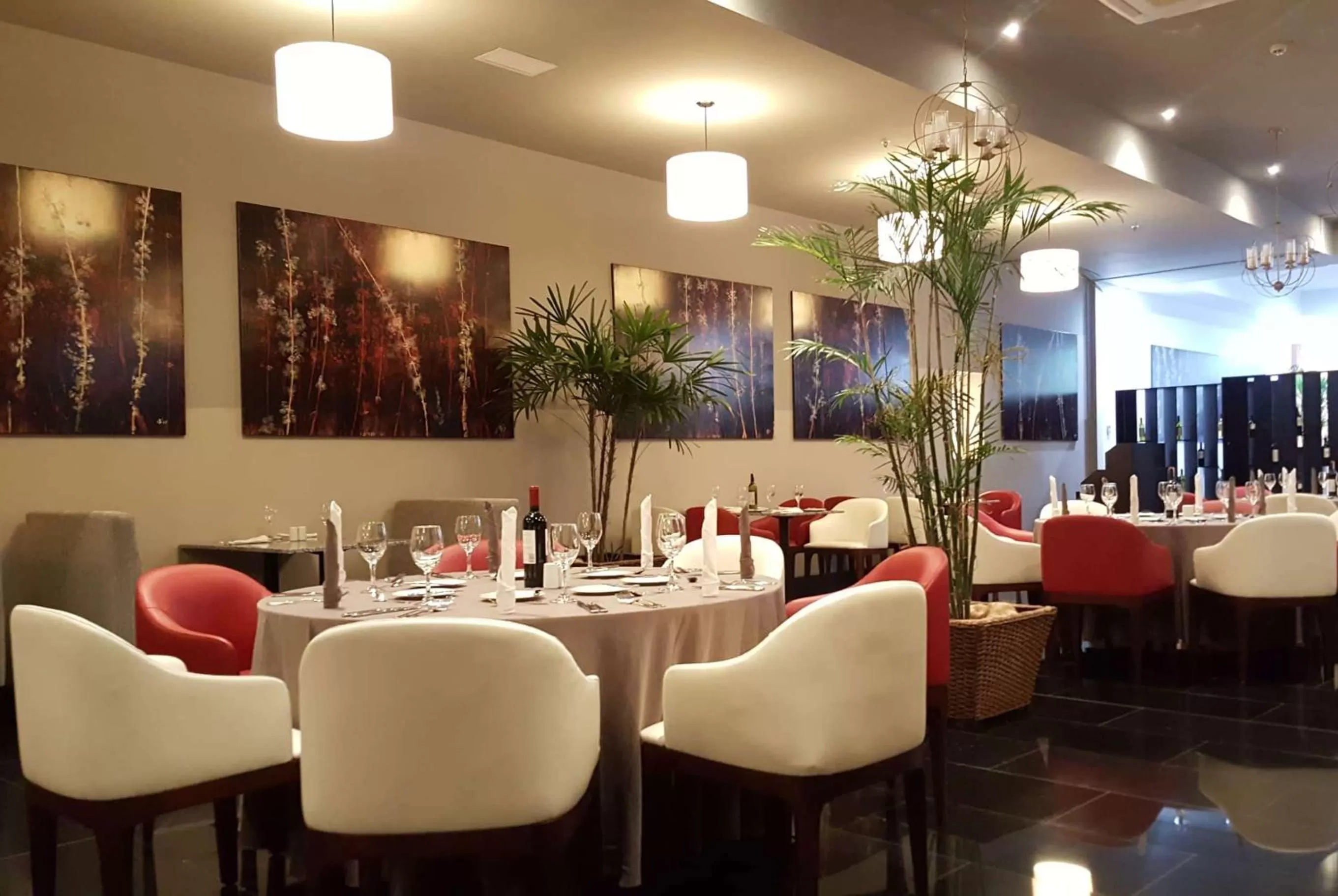 Restaurant/places to eat in Wyndham Manta Sail Plaza Hotel and Convention Center