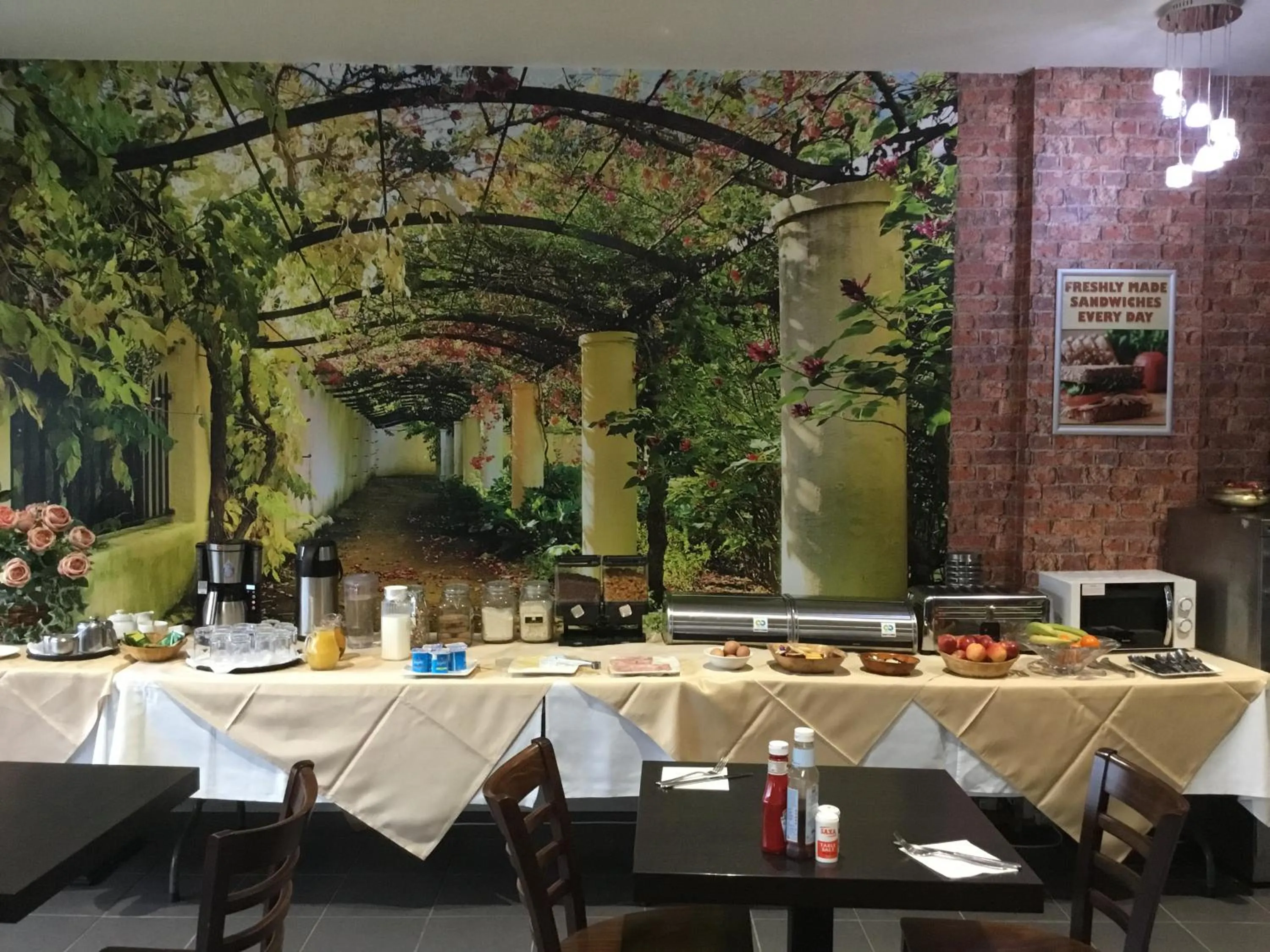 Food and drinks in OYO Star Anglia Hotel