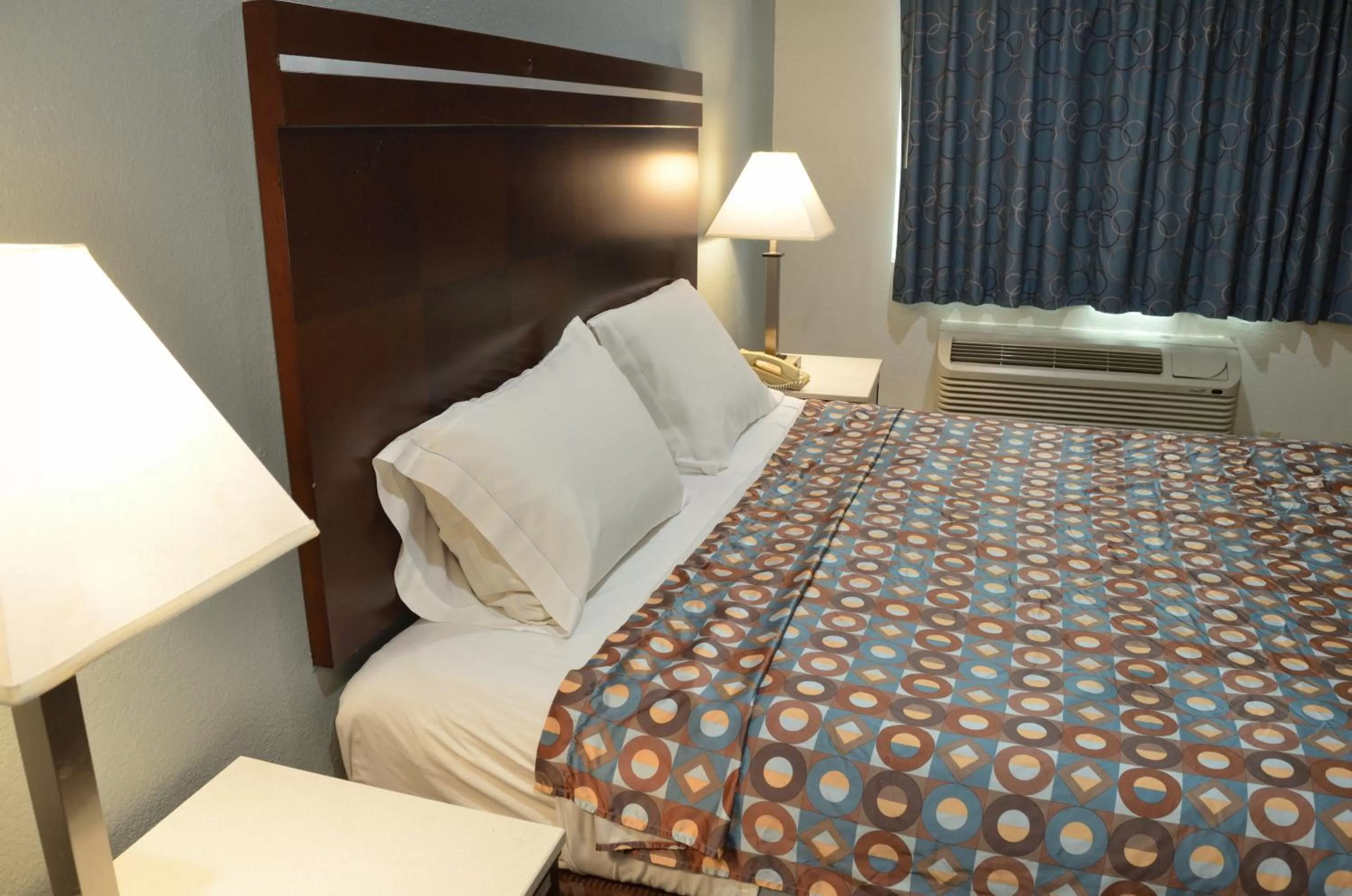 Bed in Welcome Inn Corona