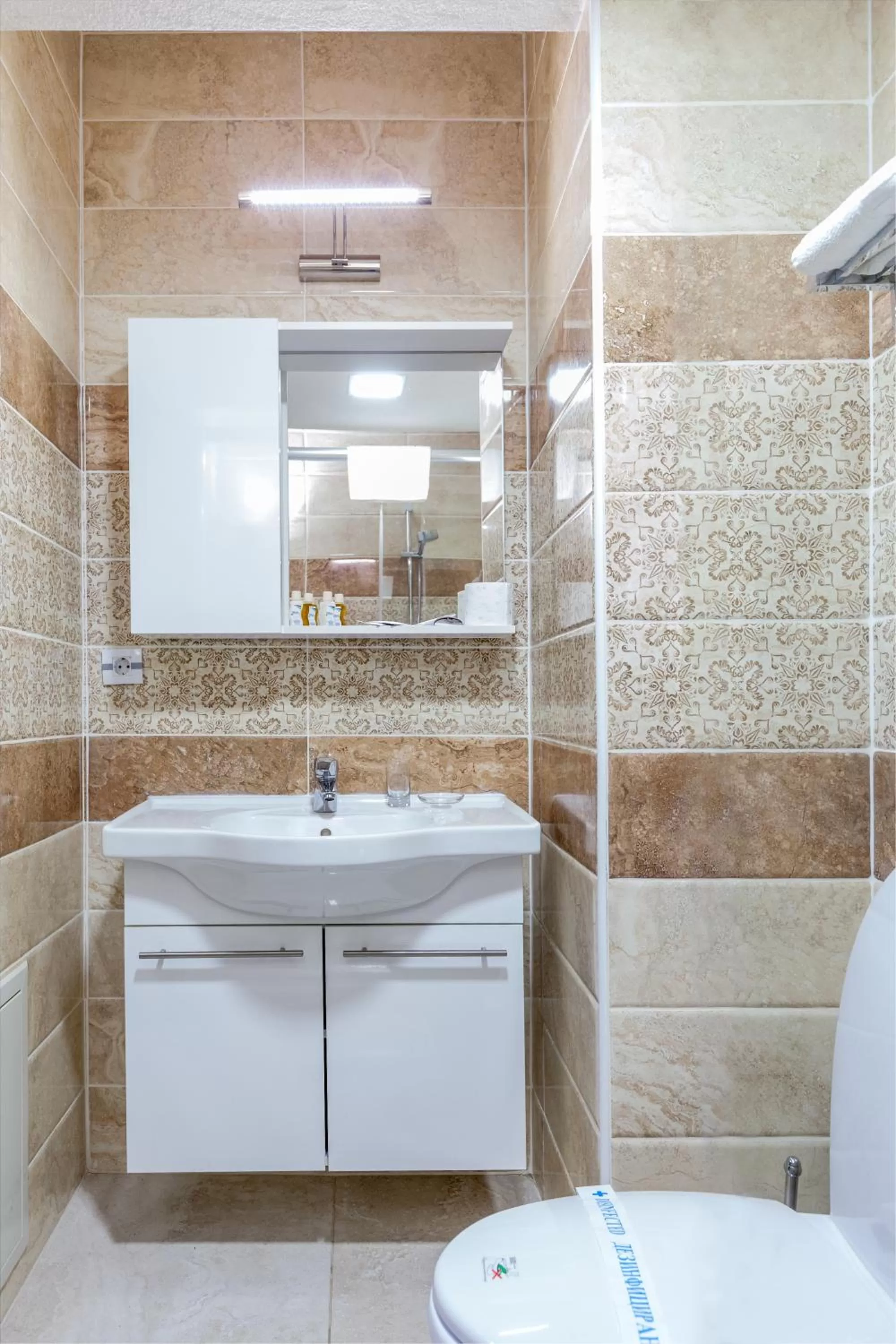 Toilet in Hotel Green Center Gili