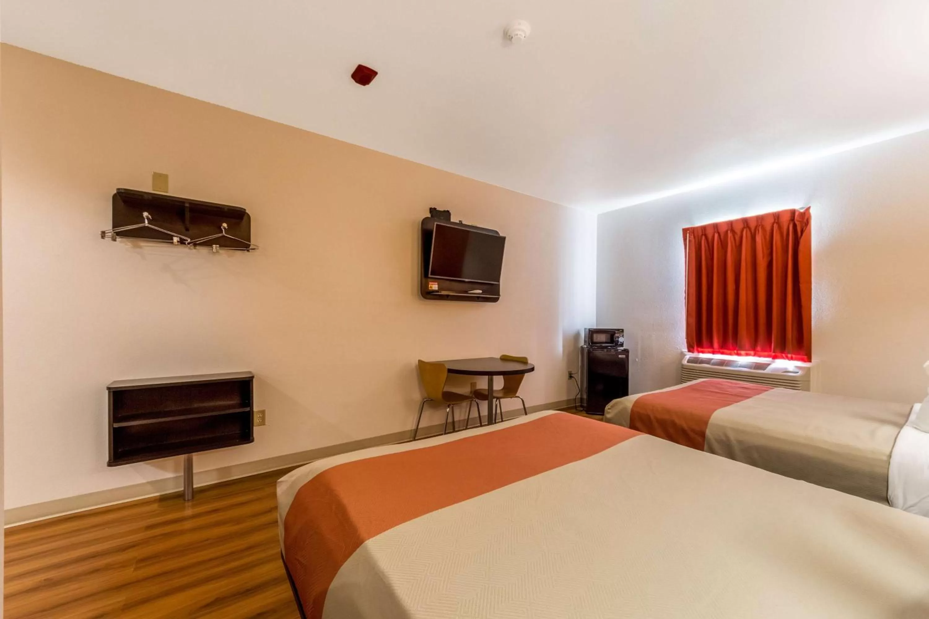 TV and multimedia, Bed in Motel 6-Jourdanton, TX