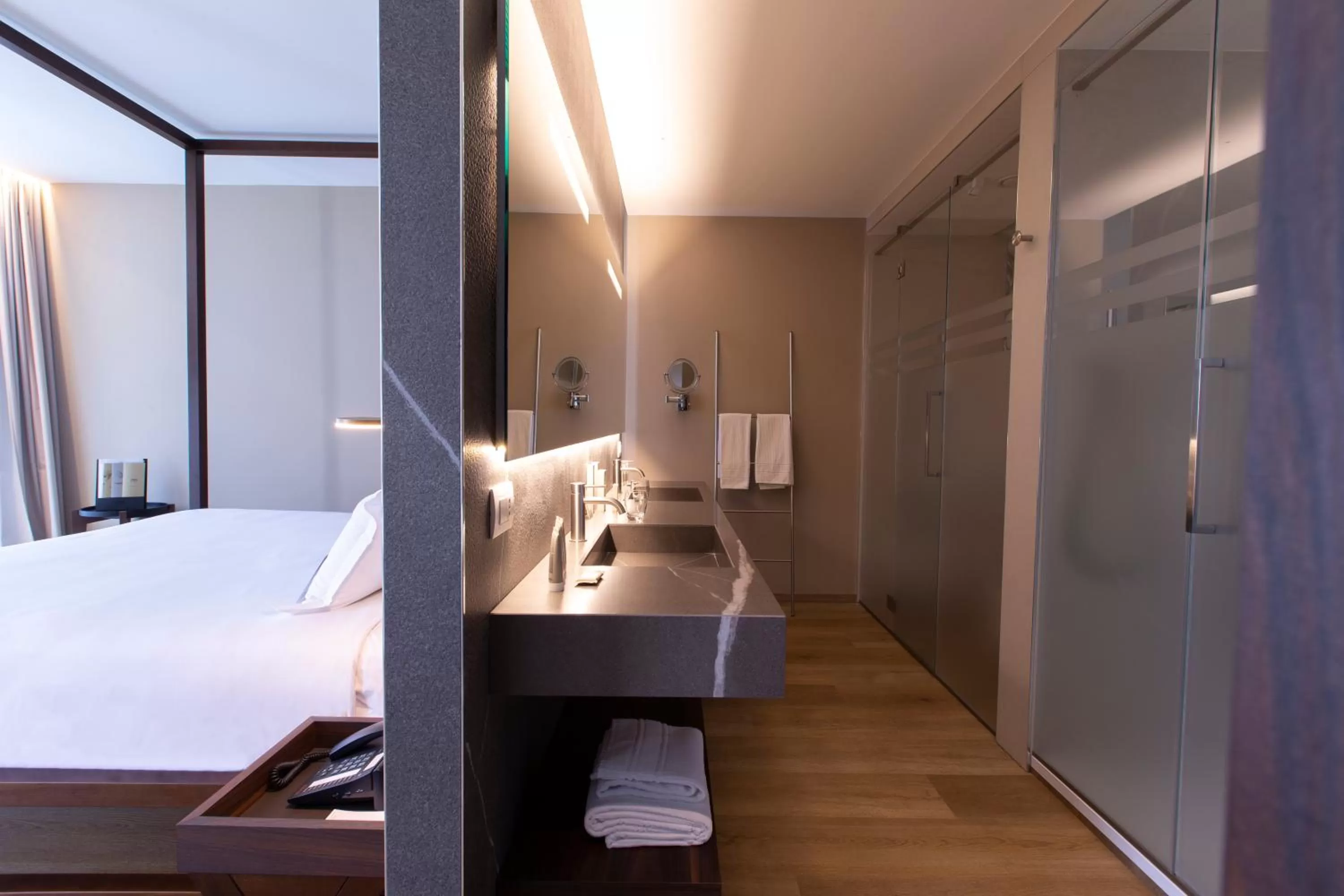 Bathroom, Bed in UNA HOTELS MH Matera