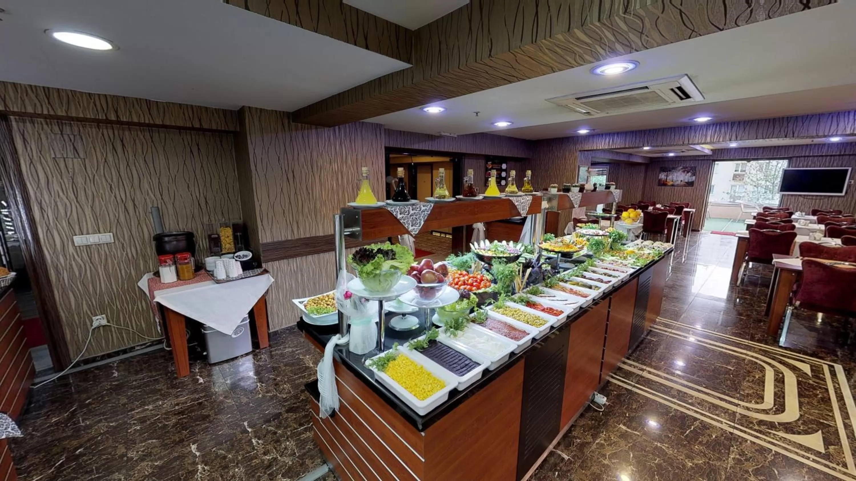 Restaurant/places to eat in Green Prusa Hotel