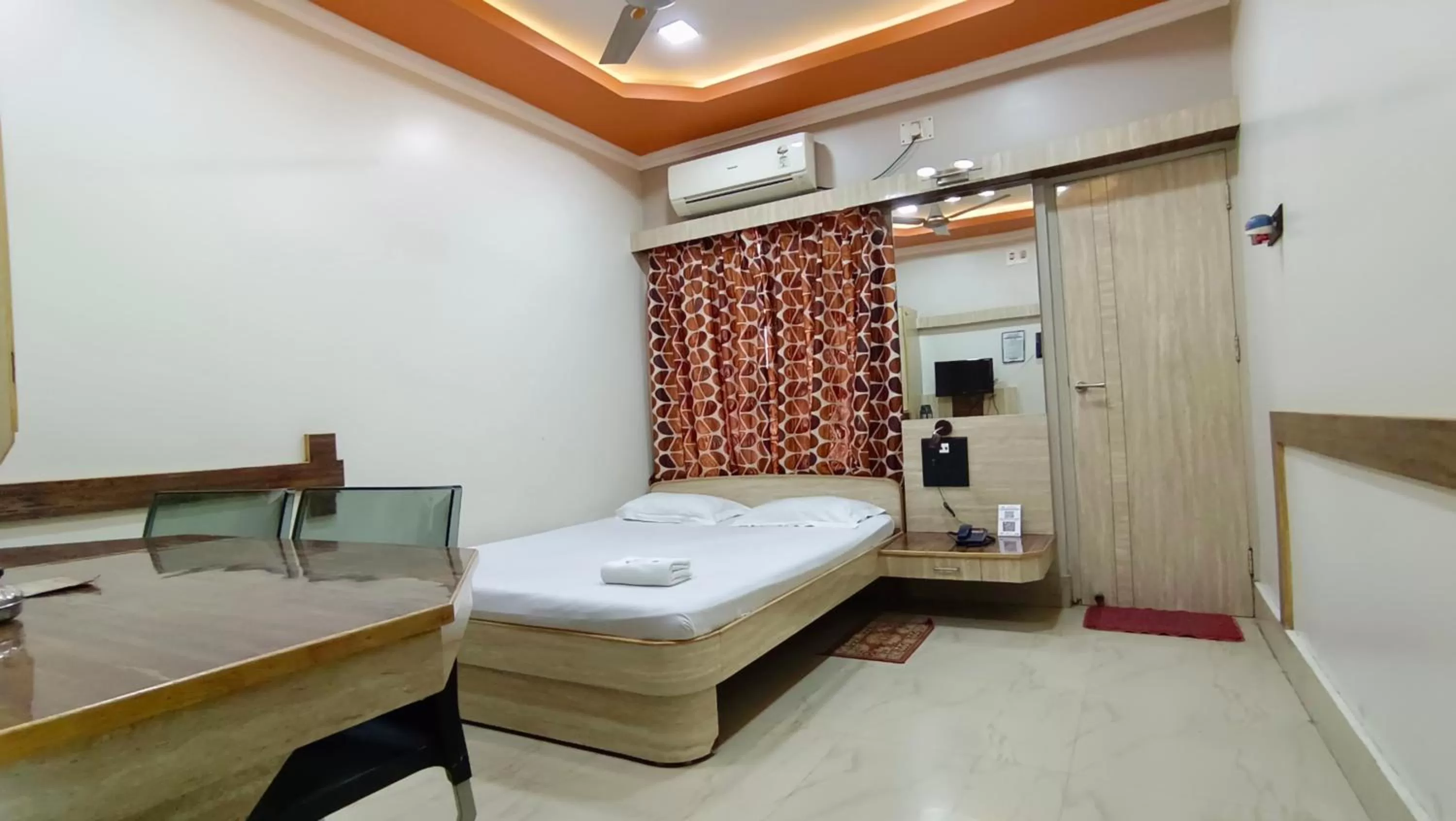 Bed, Bathroom in Hotel Samrat