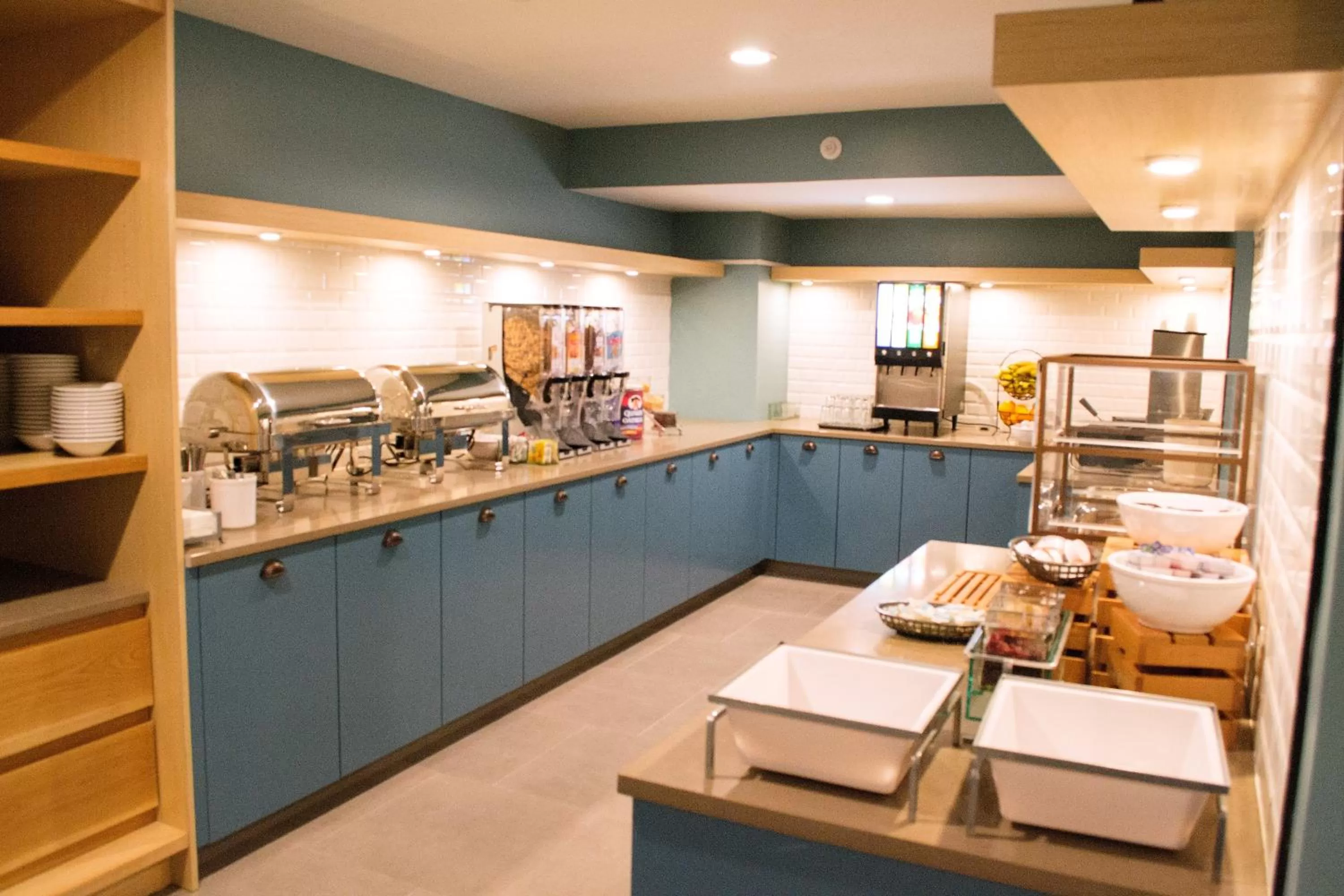 Buffet breakfast in Country Inn & Suites by Radisson, Erie, PA