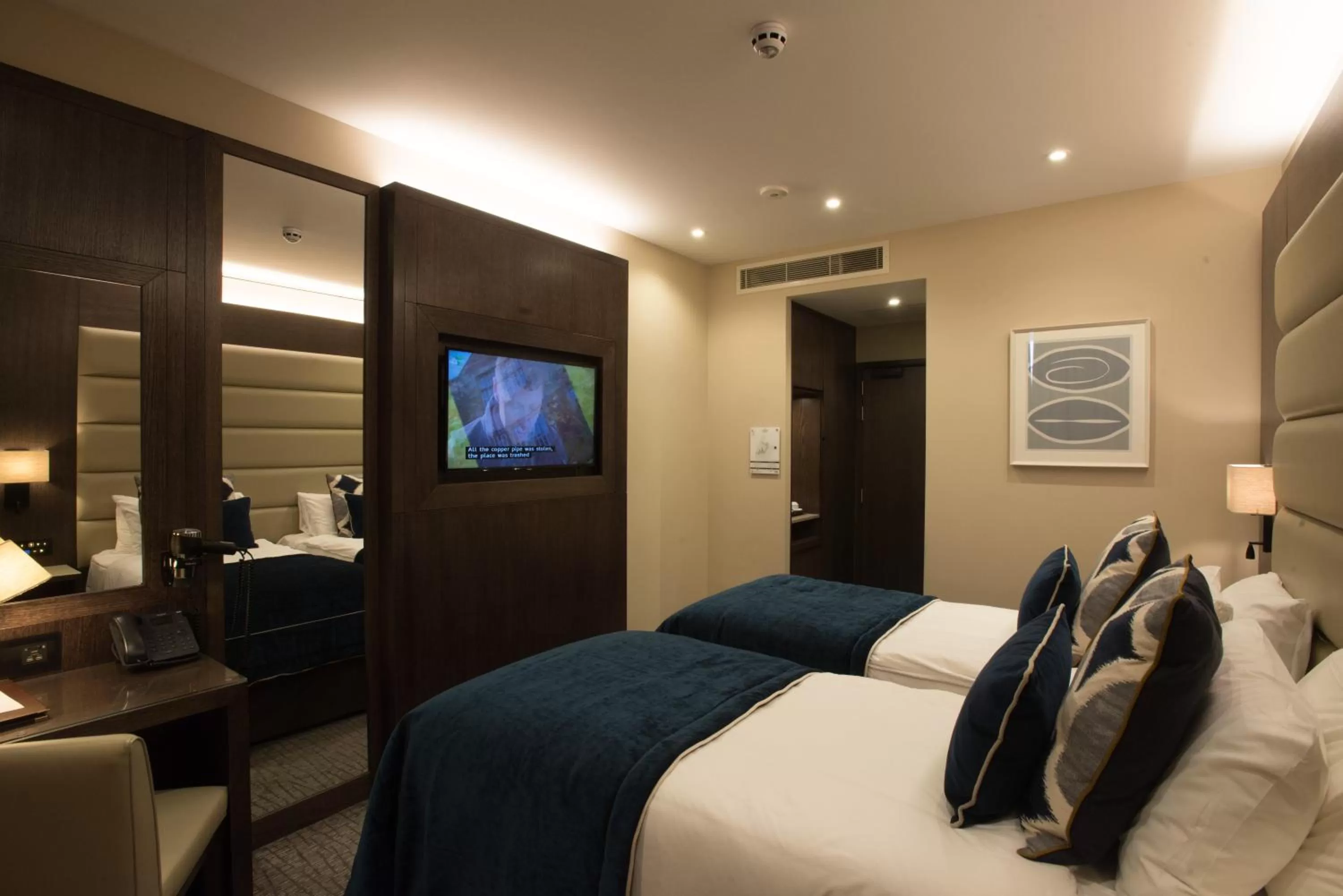 Photo of the whole room, Bed in The Kings Head Hotel