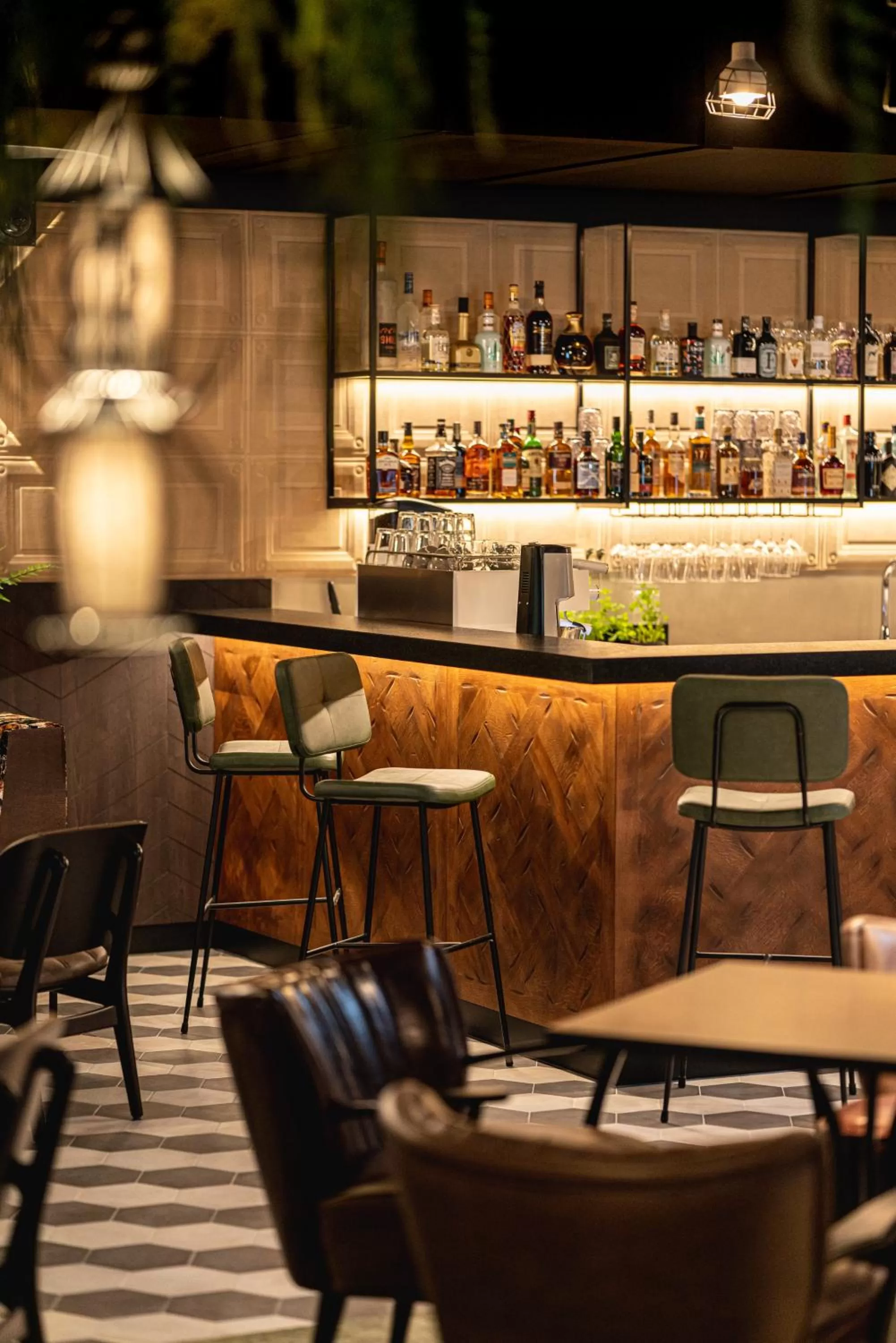 Restaurant/places to eat in FreshSuites & Bar