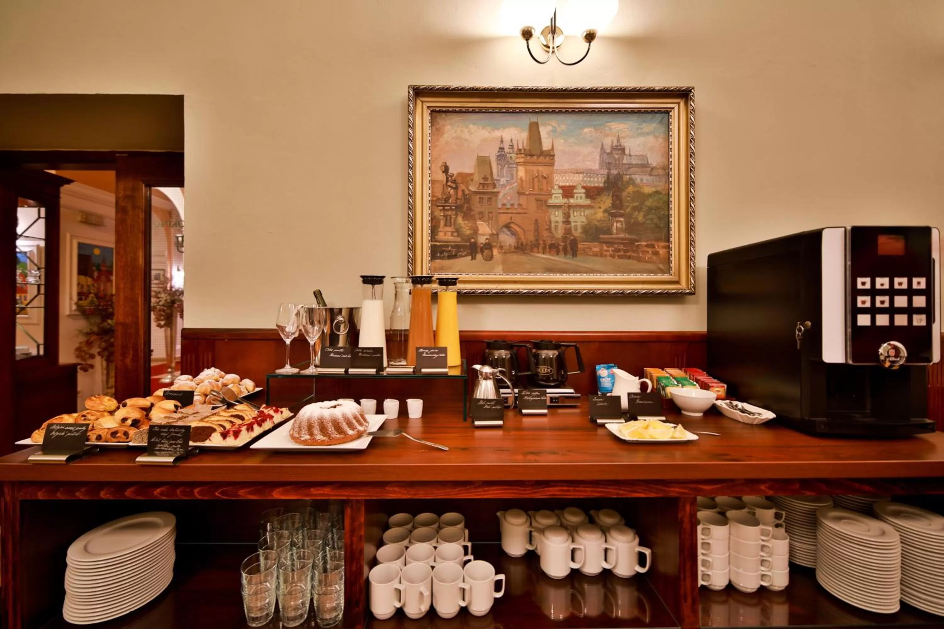 Restaurant/places to eat in Hotel Julian