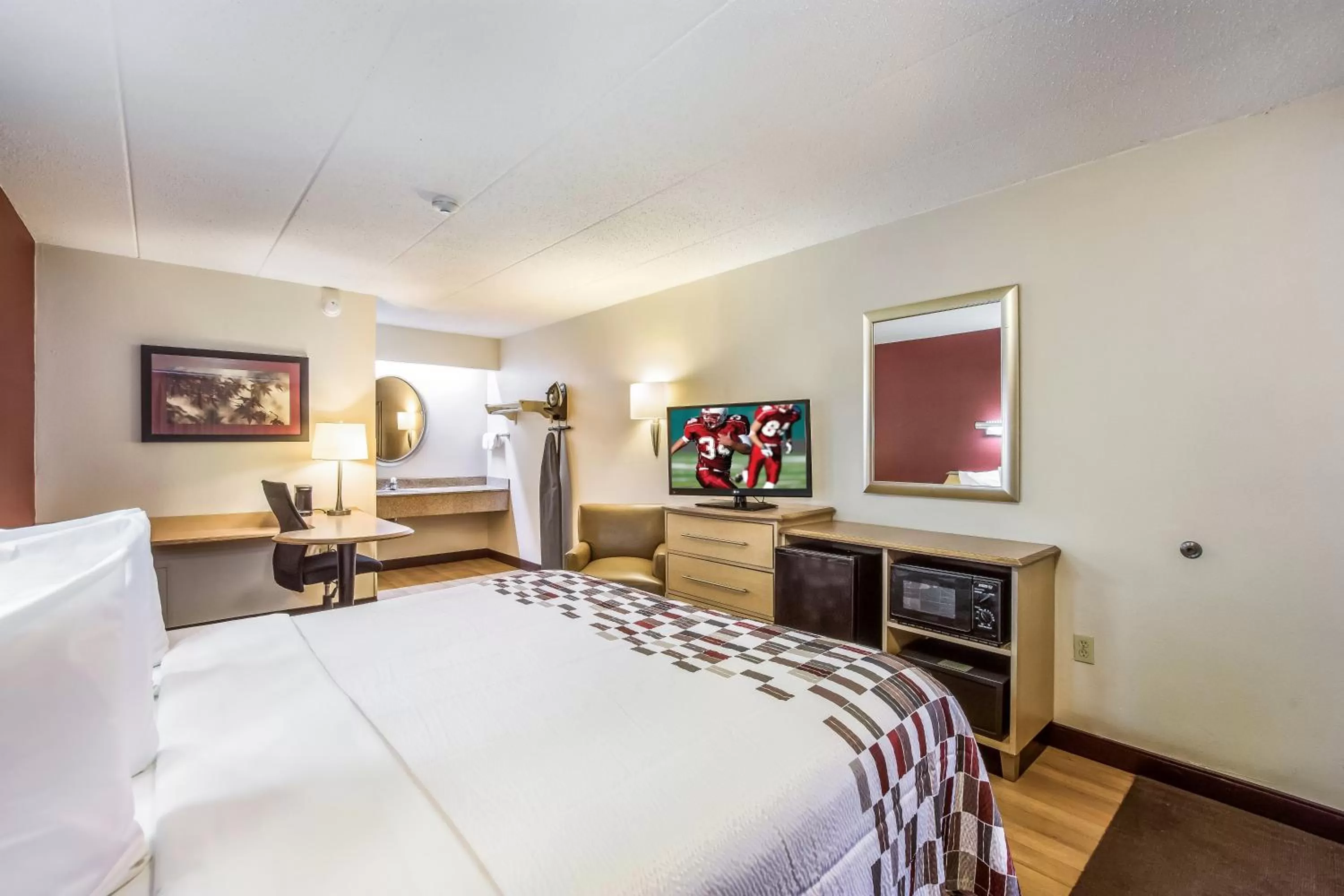 Photo of the whole room, Bed in Red Roof Inn Detroit - Plymouth/Canton