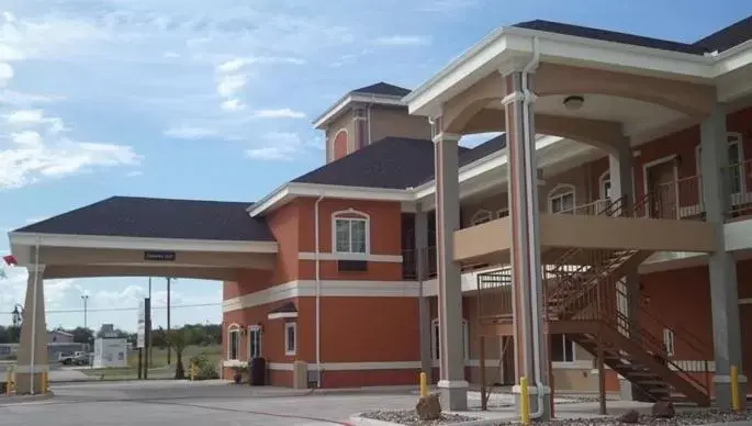 Property Building in Studio 6-Beeville, TX Property Building in Studio 6-Beeville, TX