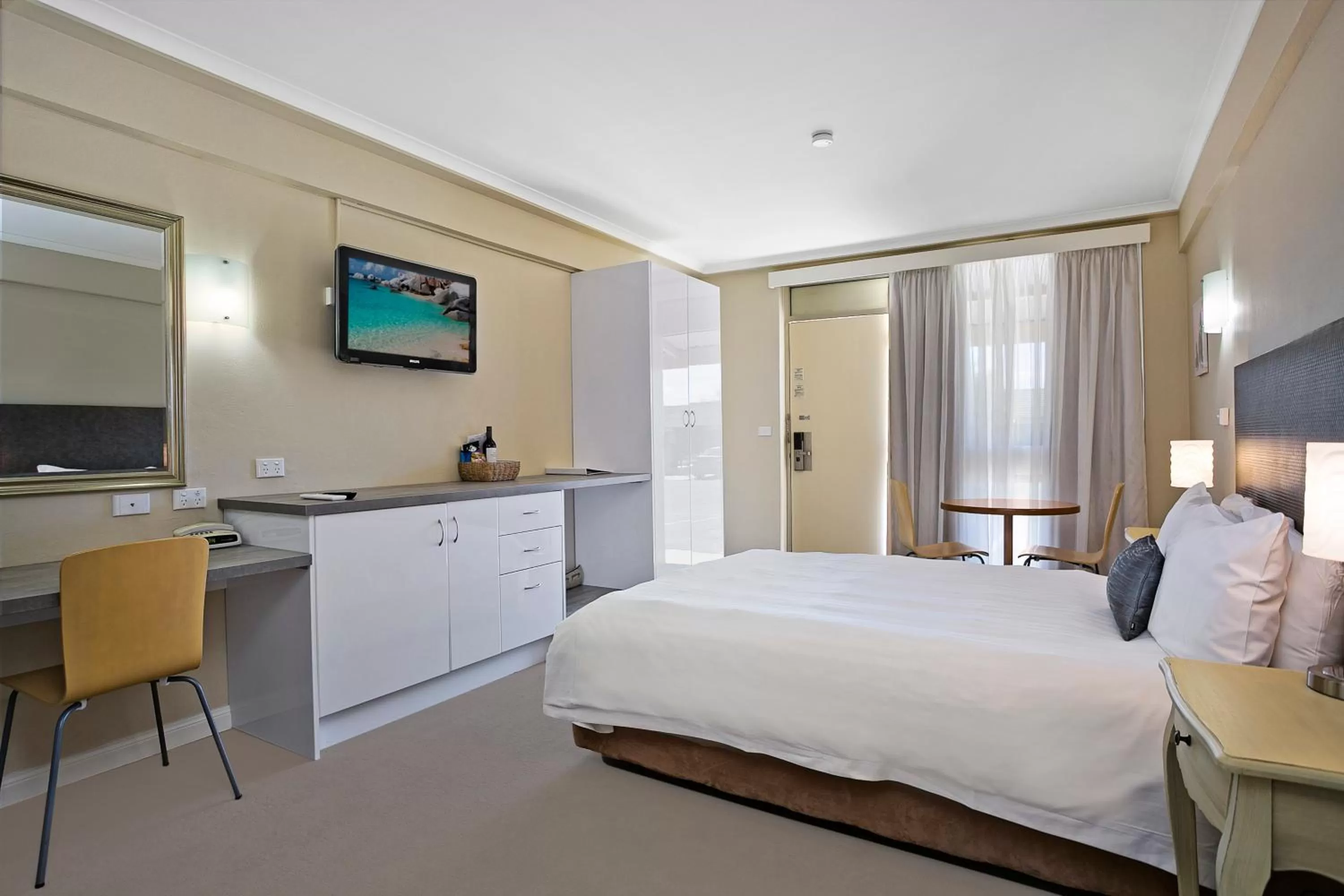 Bed in Best Western Sanctuary Inn