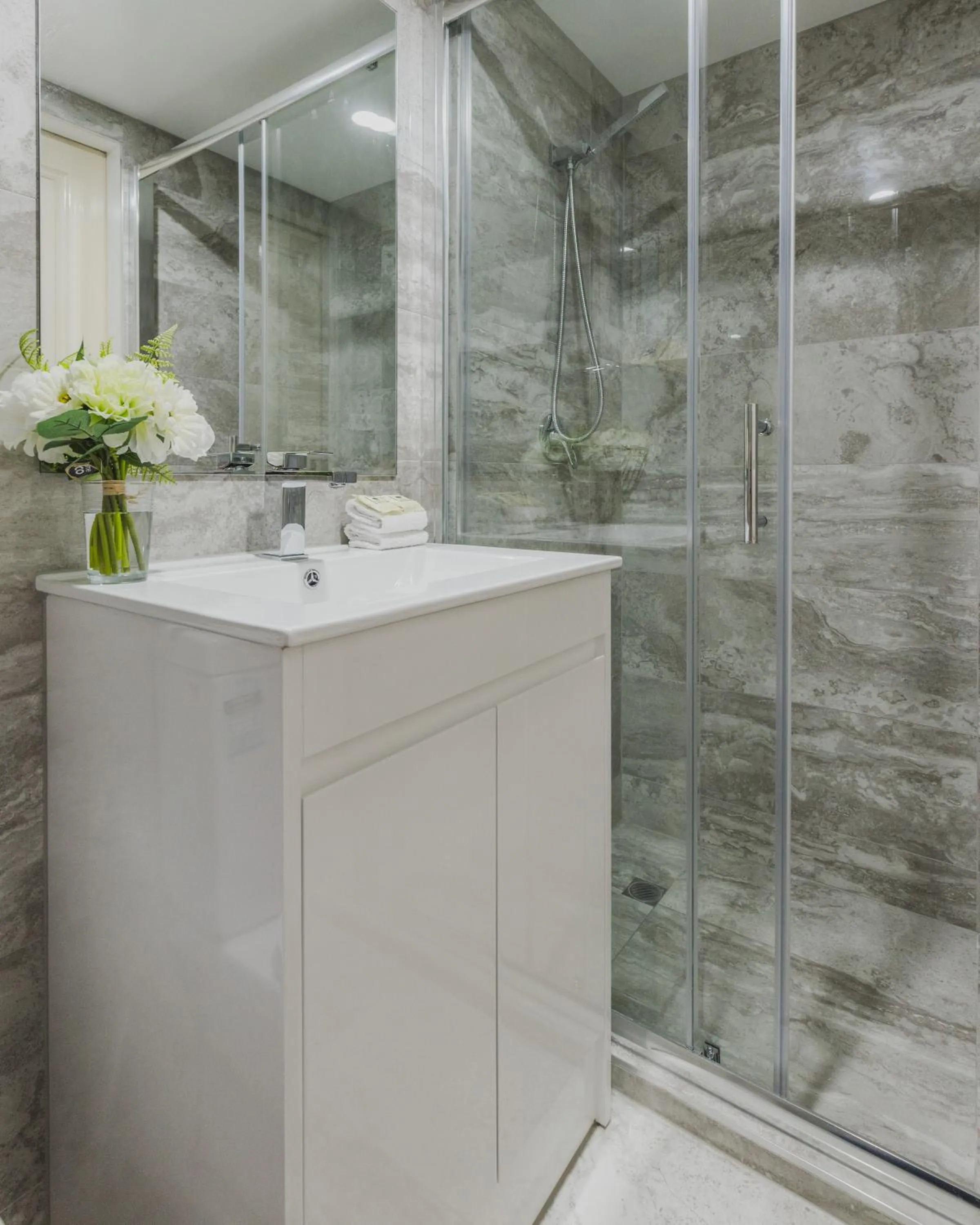 Shower in Toowong Central Motel Apartments