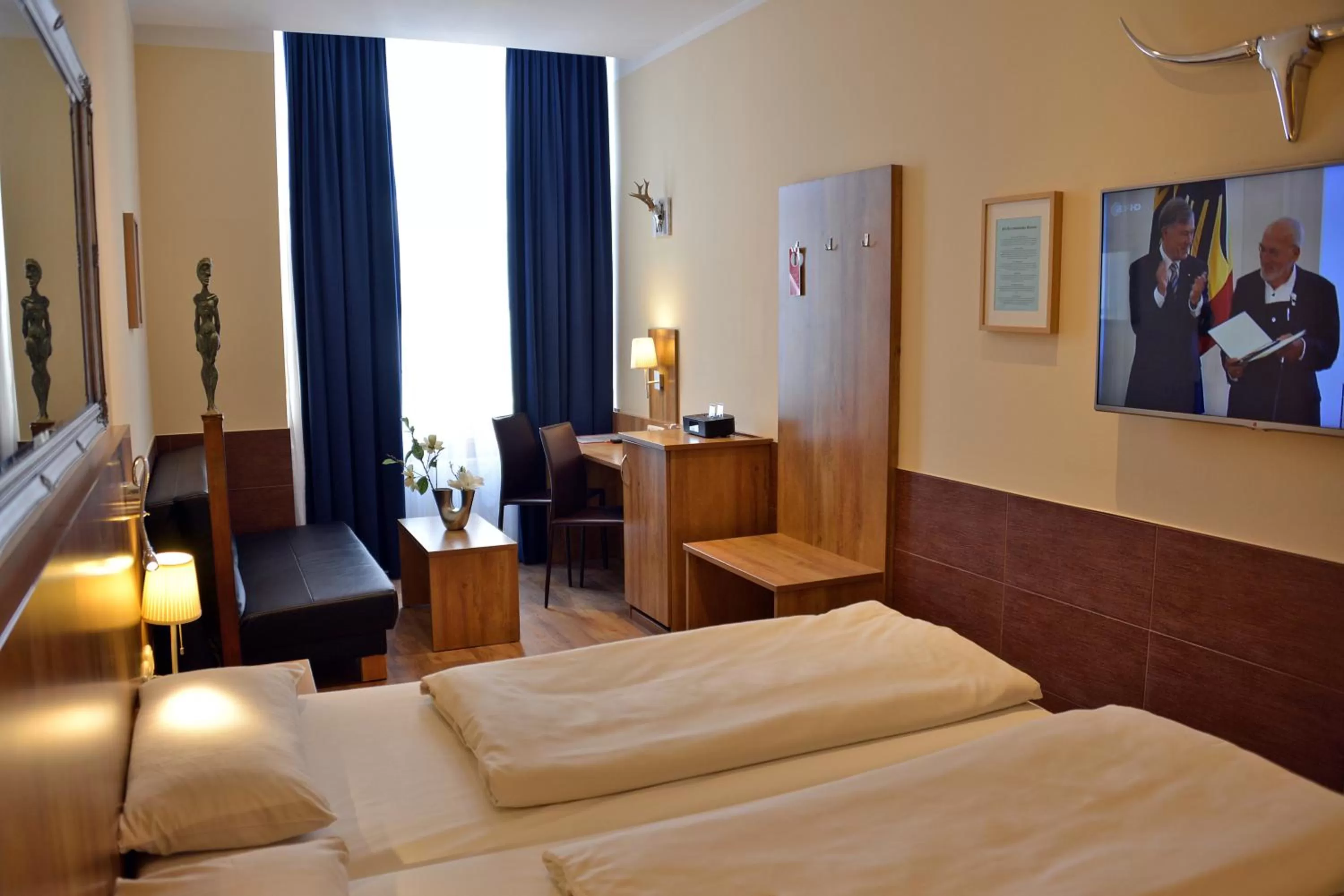 Seating area, Bed in Arthotel Munich