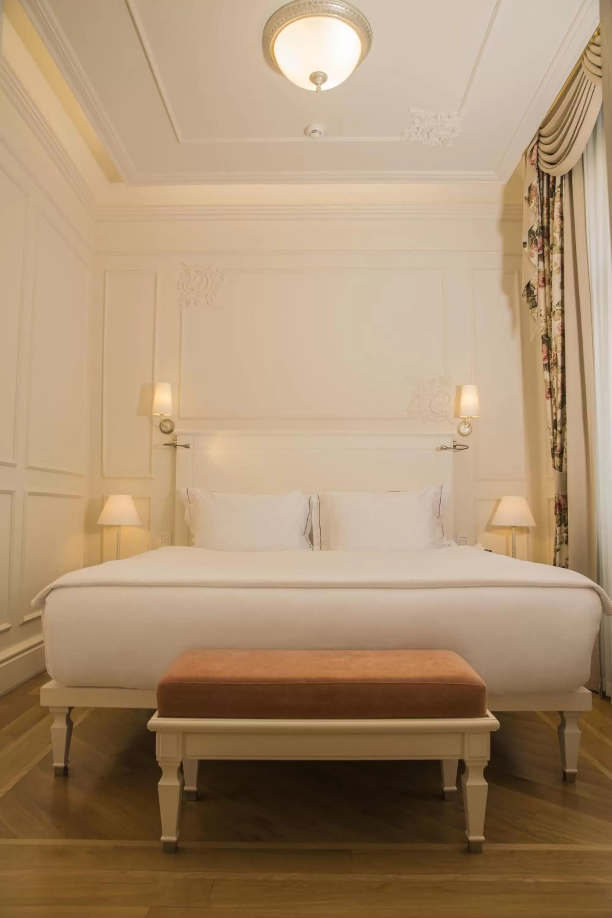 Photo of the whole room, Bed in Corinne Art & Boutique Hotel